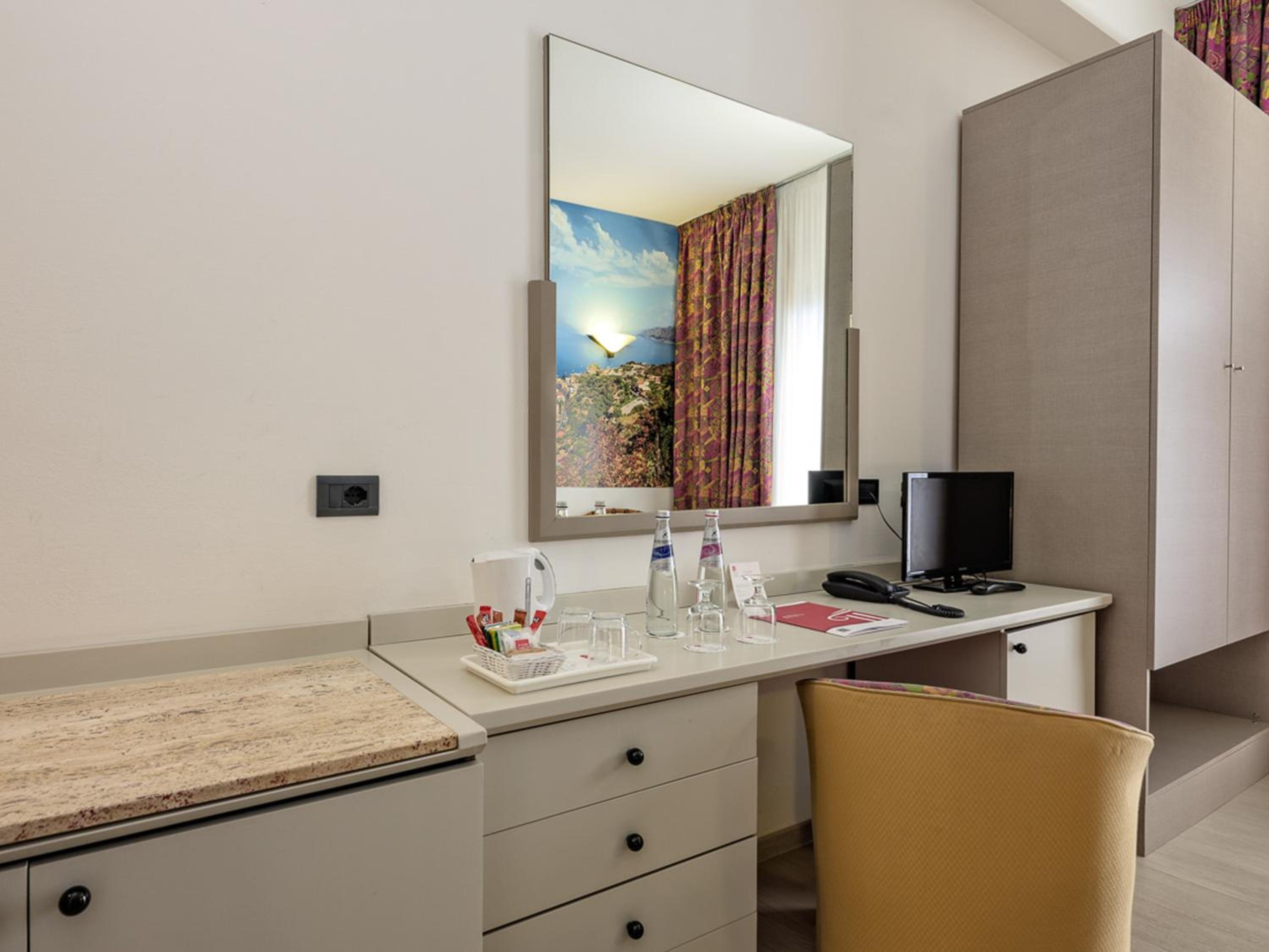 Standard Double/Twin Room - Photo 10