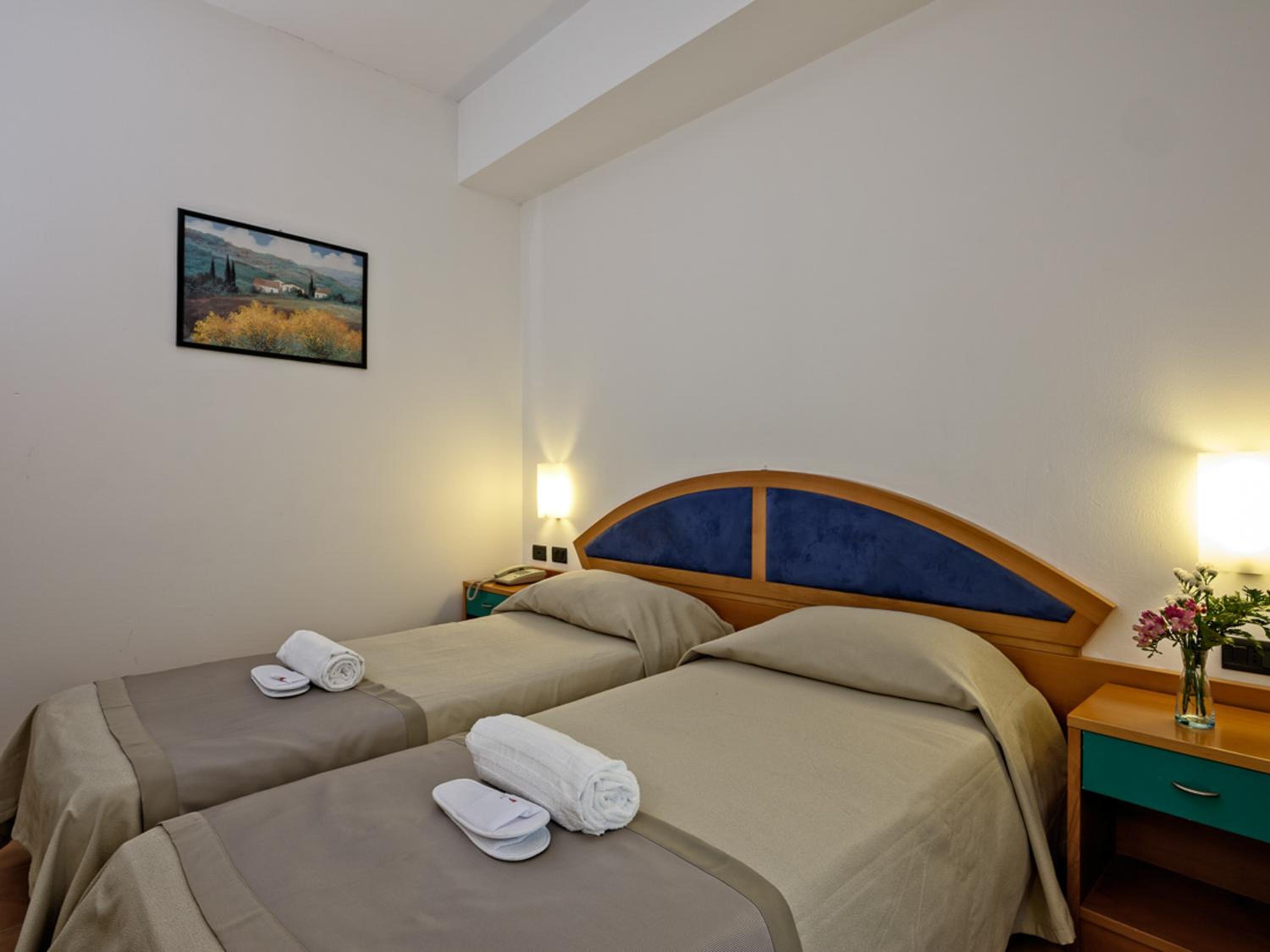 Standard Double/Twin Room - Photo 13