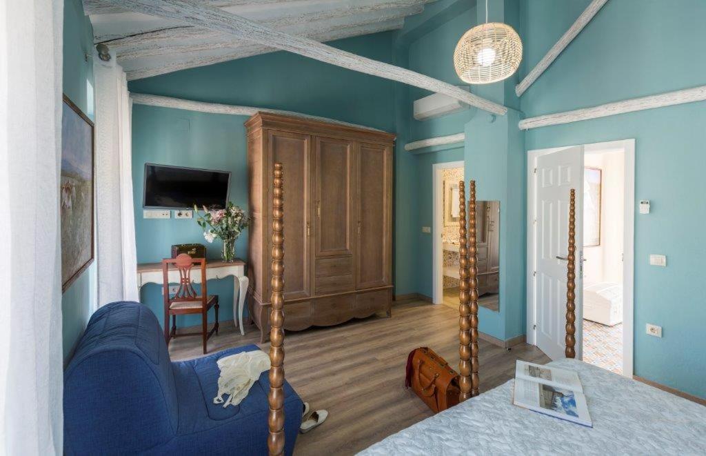 Deluxe Queen Room with Two Queen Beds photo 2