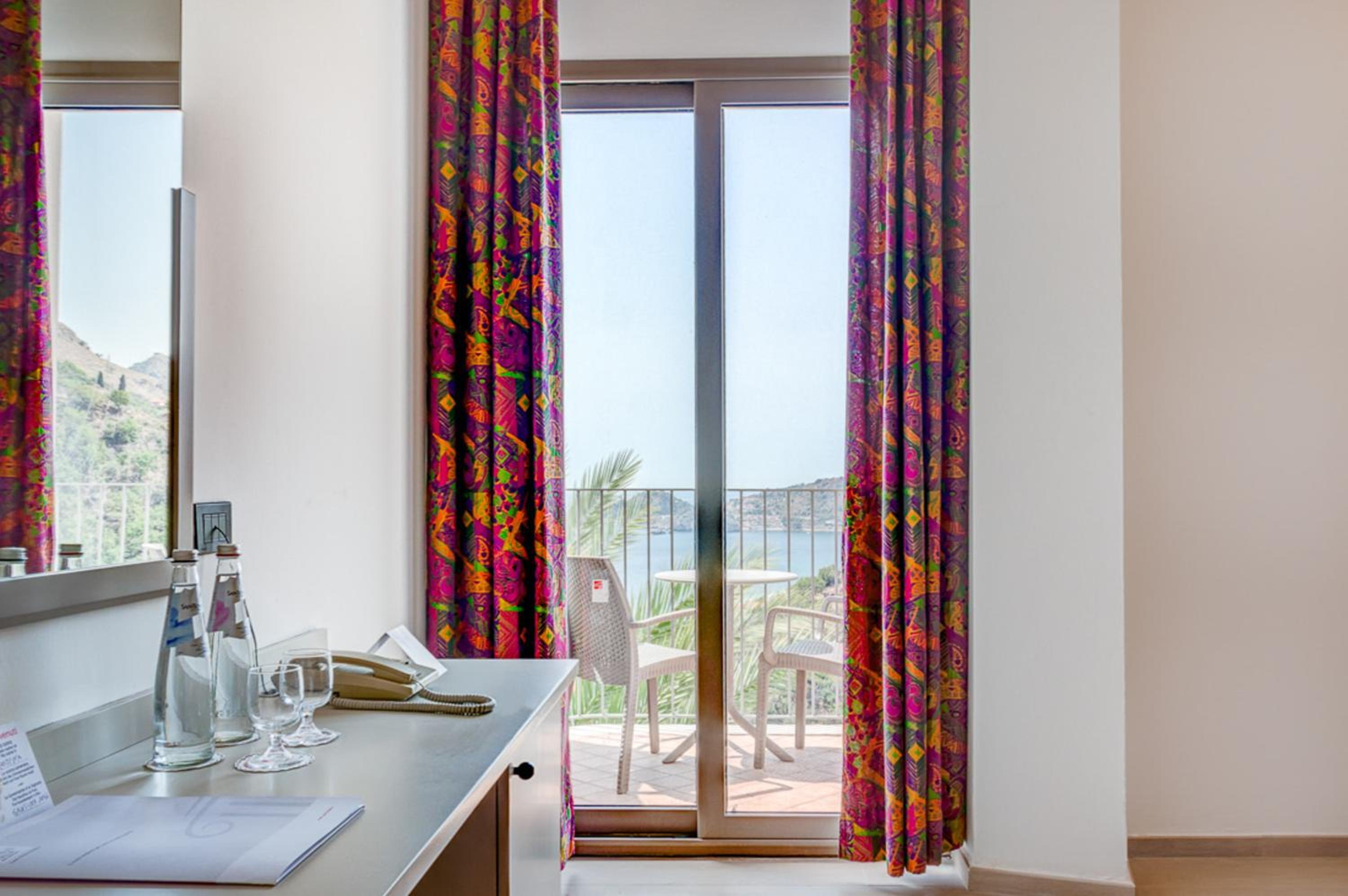 Double or Twin Room with Partial Sea View - Photo 19