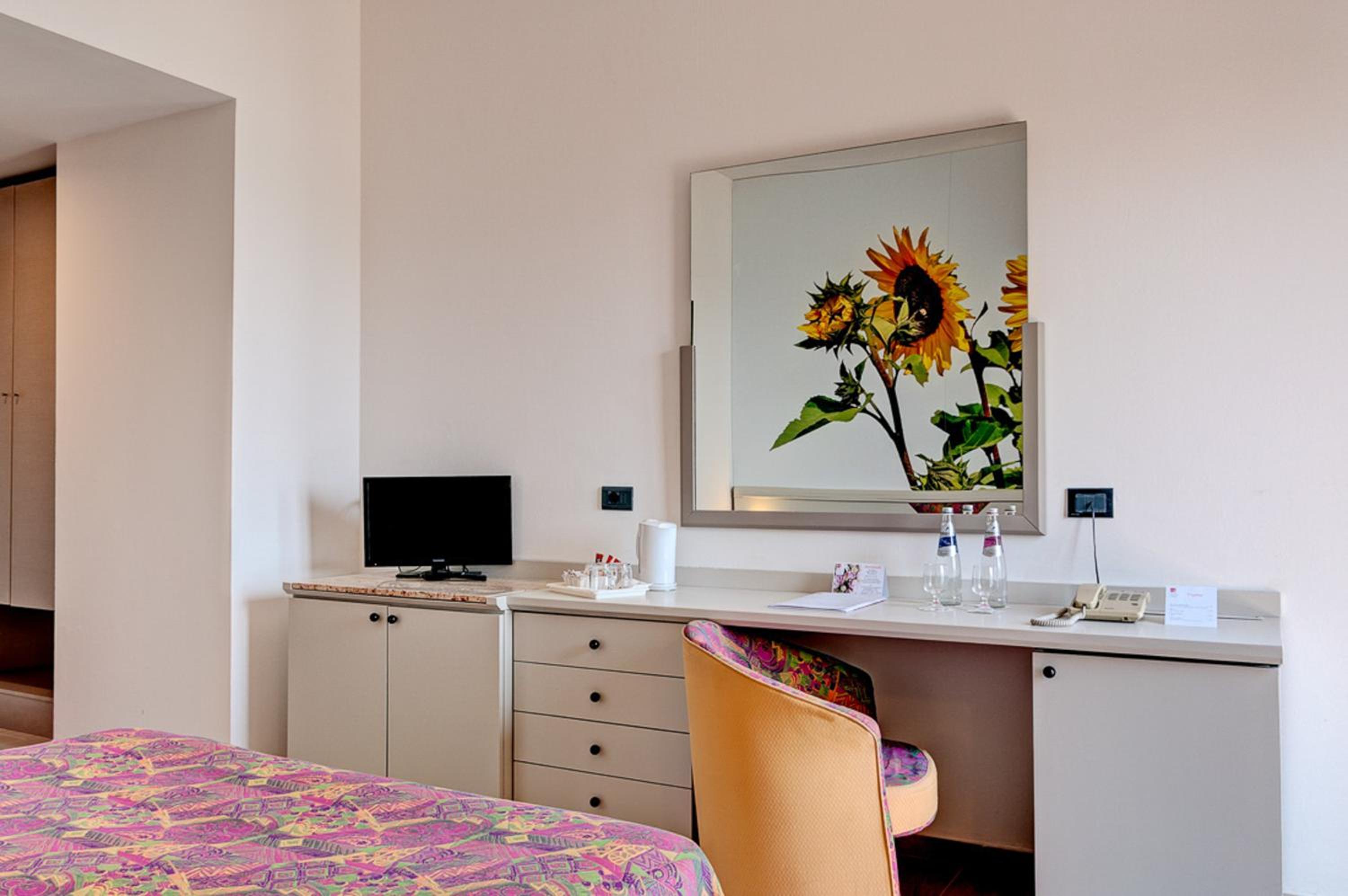 Double or Twin Room with Partial Sea View - Photo 20