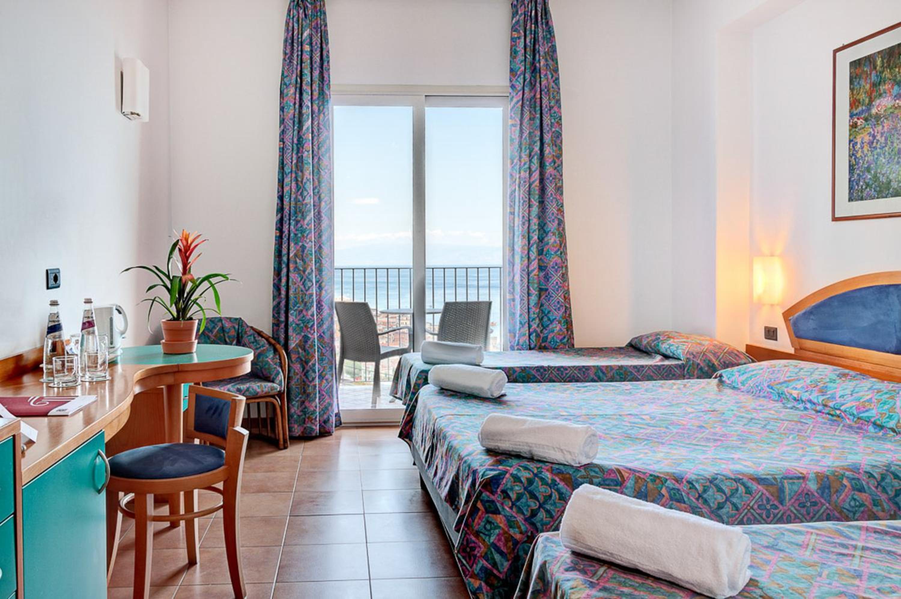 Double or Twin Room with Partial Sea View - Photo 2