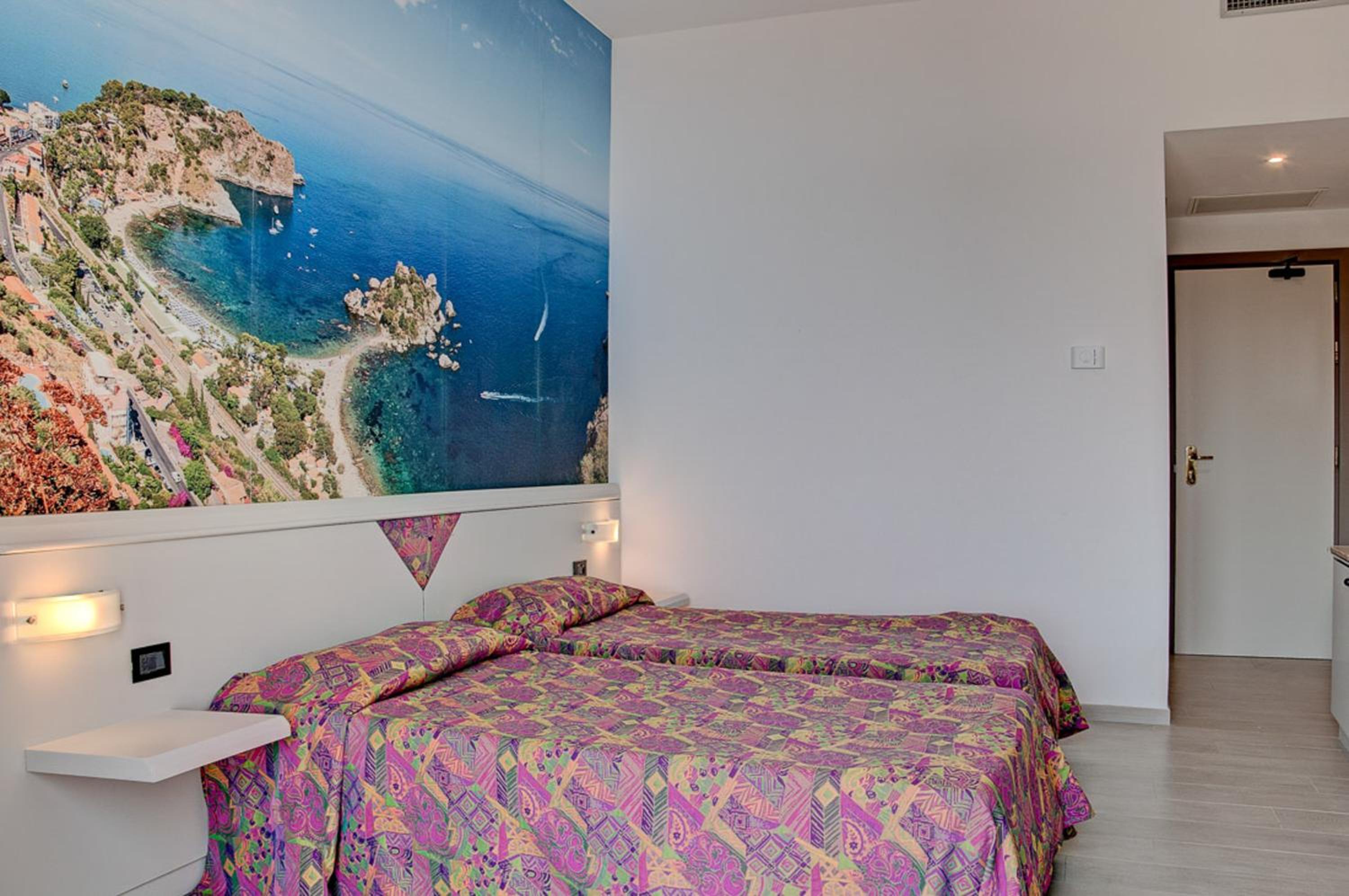 Double or Twin Room with Partial Sea View - Photo 5