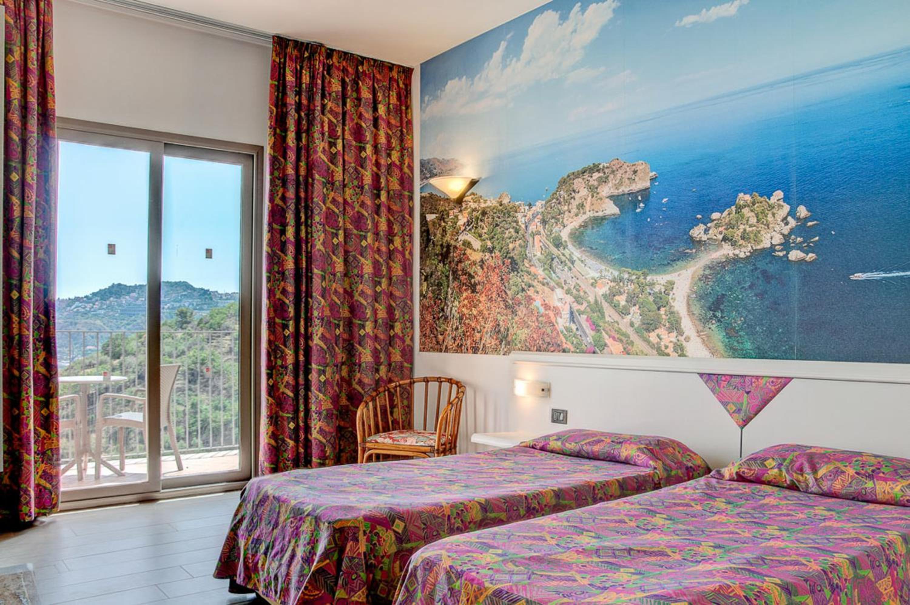 Double or Twin Room with Partial Sea View - Photo 3