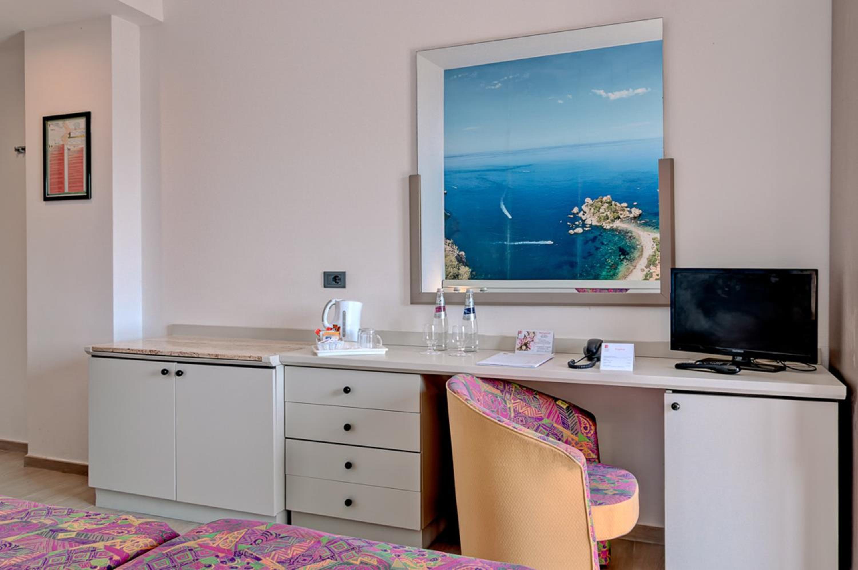 Double or Twin Room with Partial Sea View - Photo 4