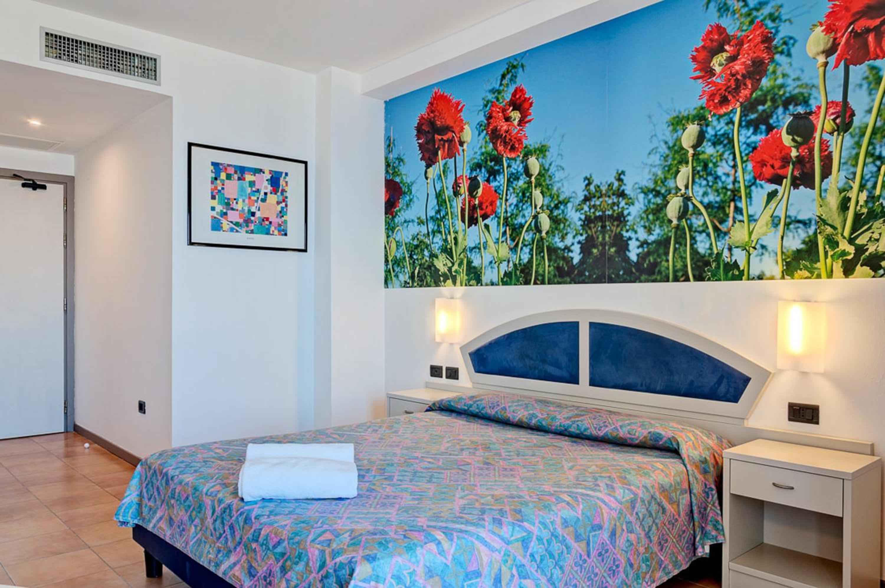 Double or Twin Room with Partial Sea View - Photo 22