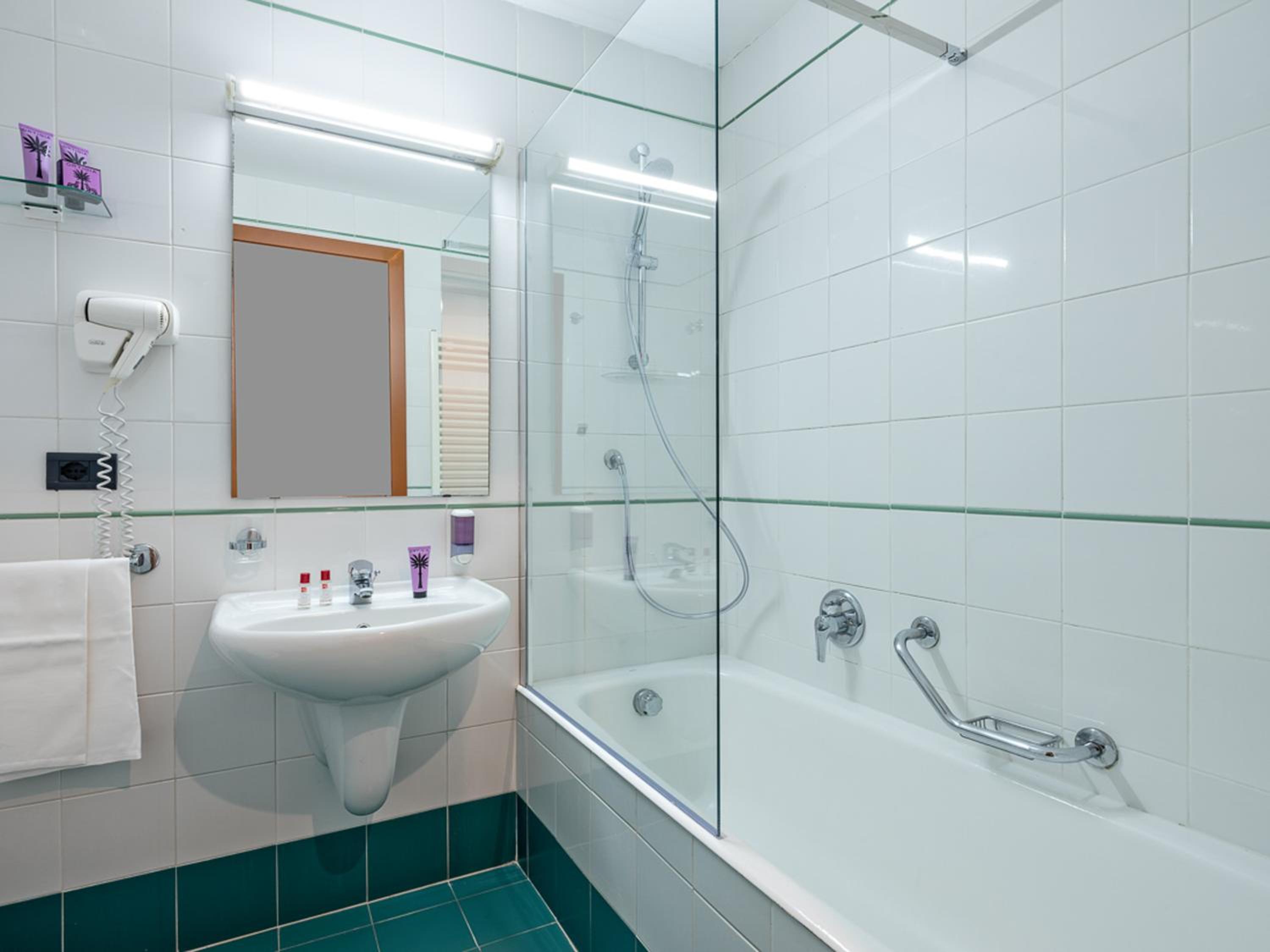 Double or Twin Room with Partial Sea View - Photo 9
