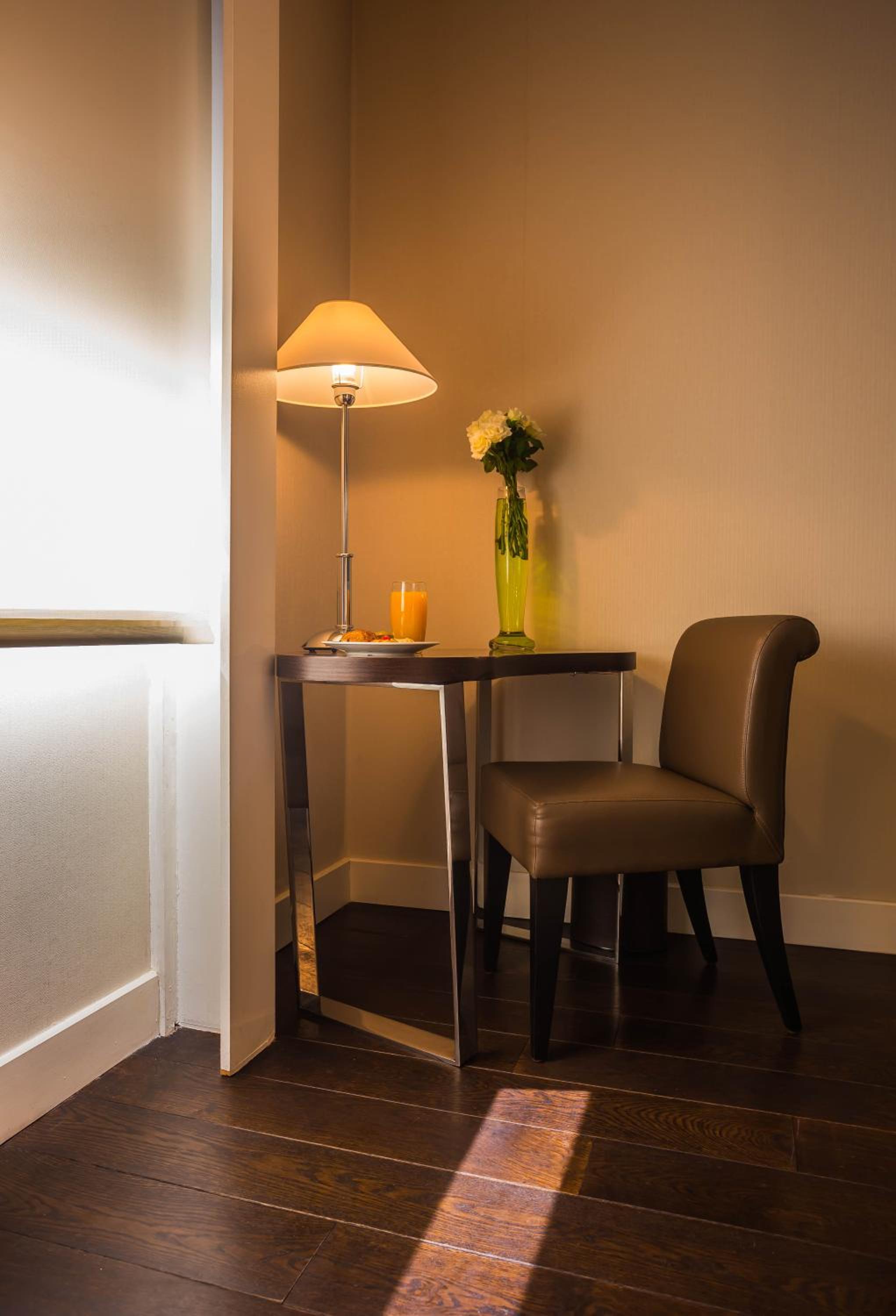 Luxury Club King Room with City View - Photo 10