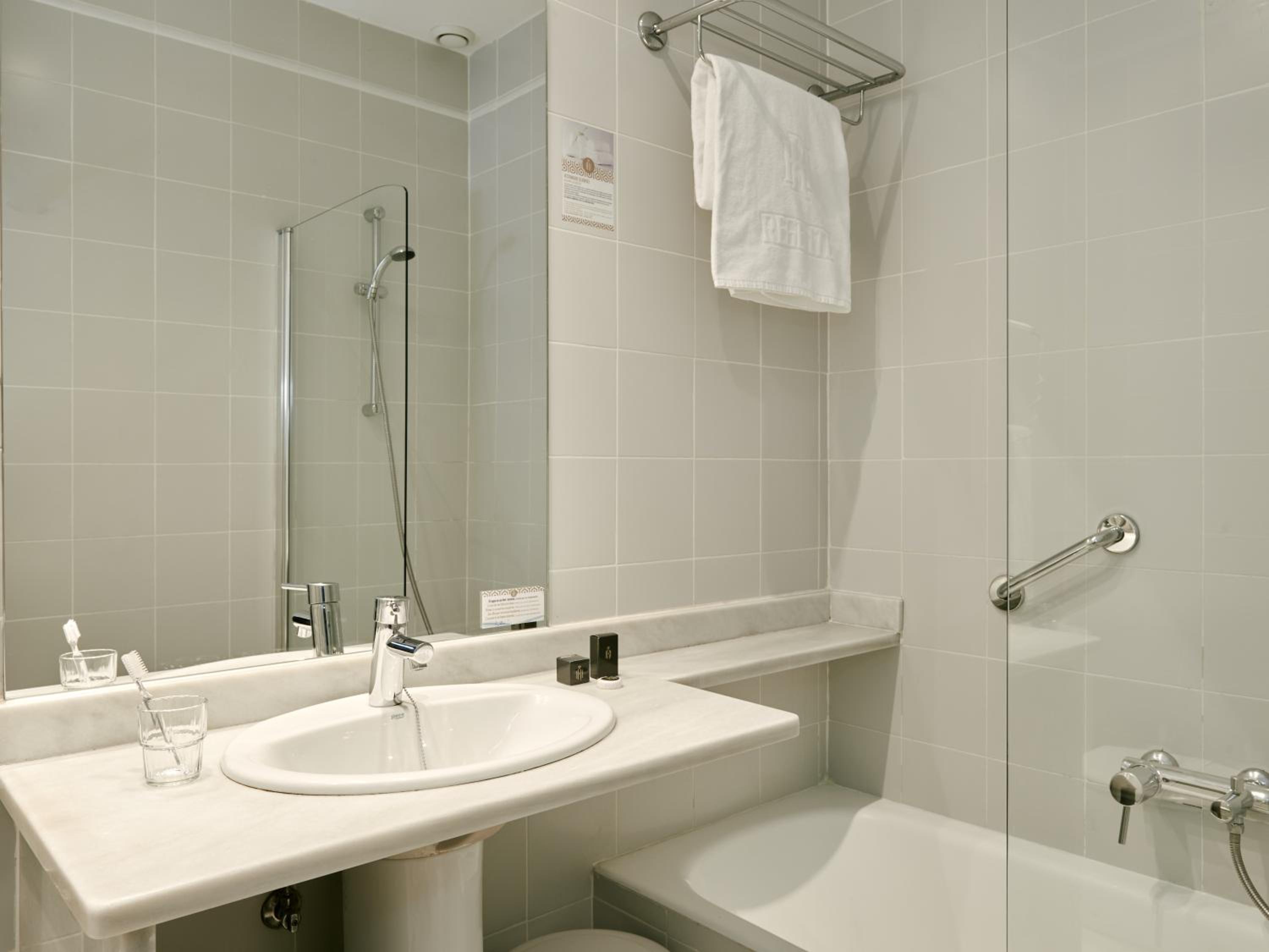 Double or Twin Room - Photo 11