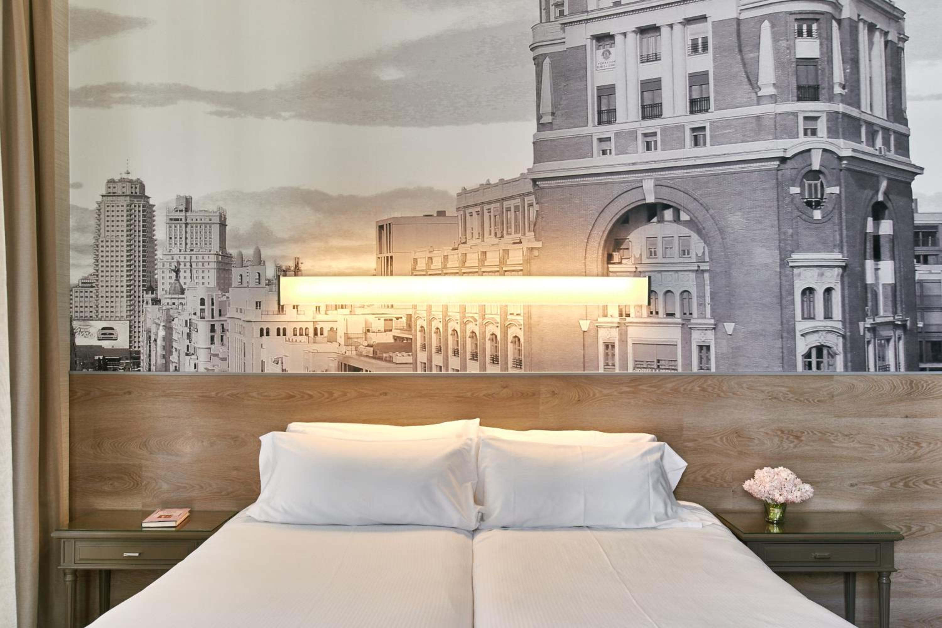 Quadruple Room with City View - Photo 8