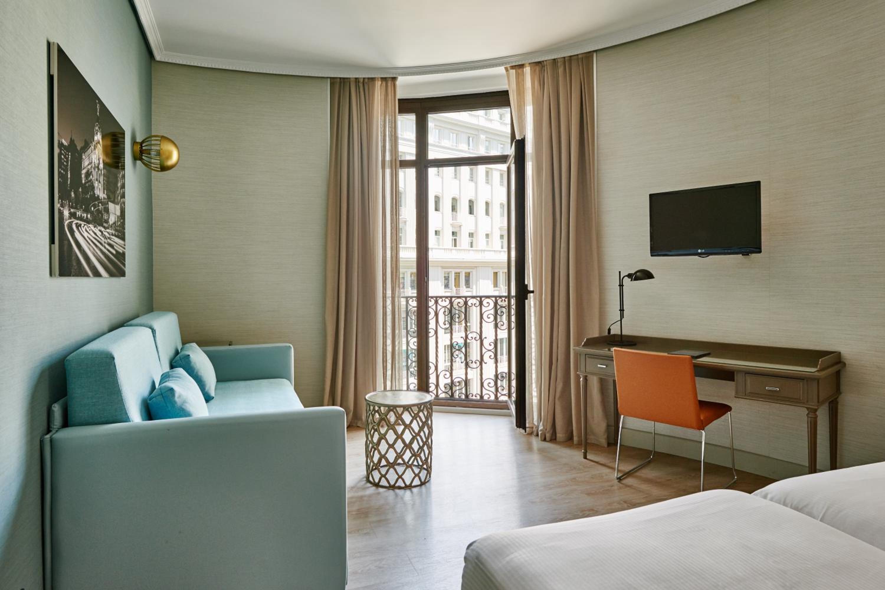 Quadruple Room with City View - Photo 9