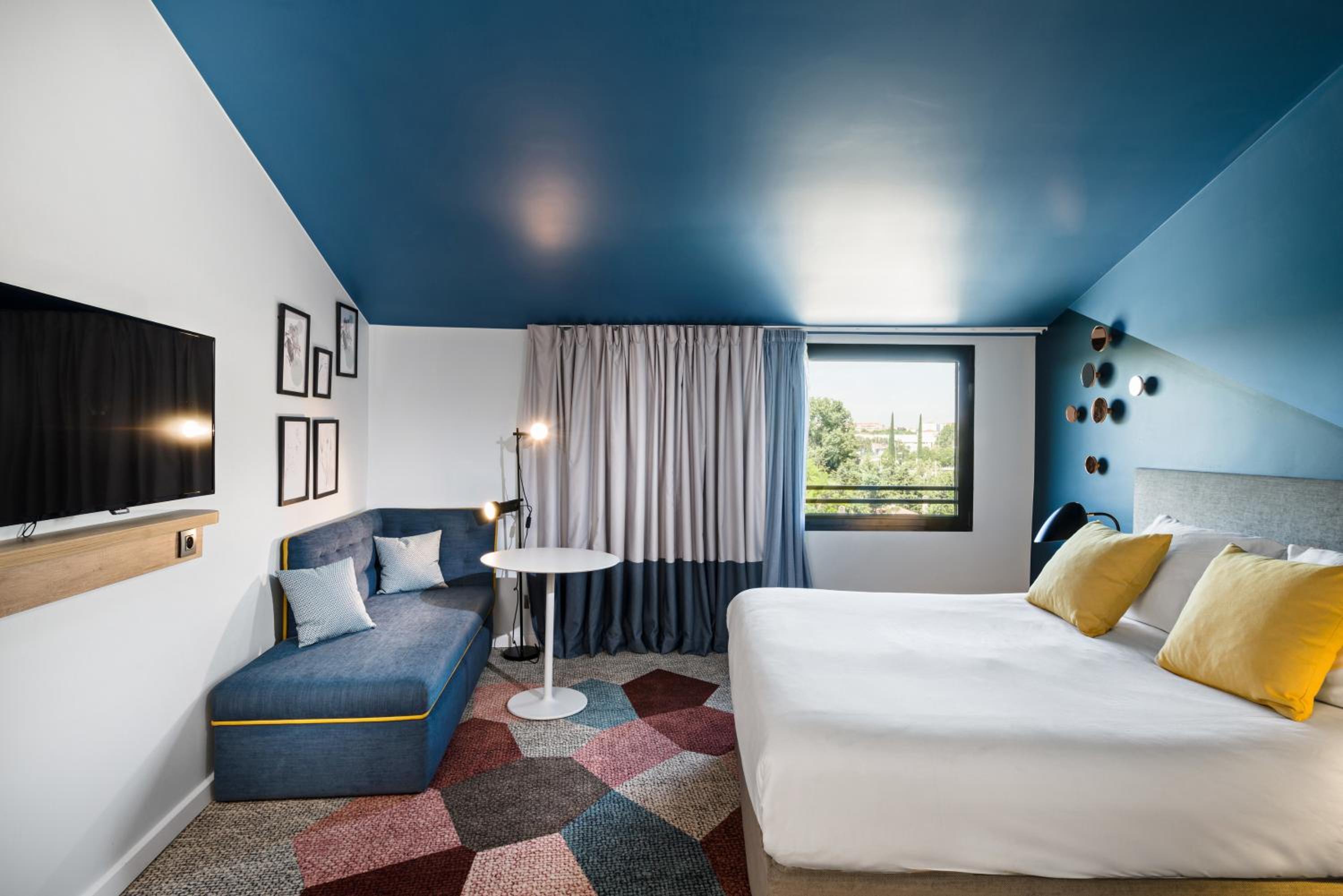 Superior Queen Room With Sofa Bed thumbnail 5