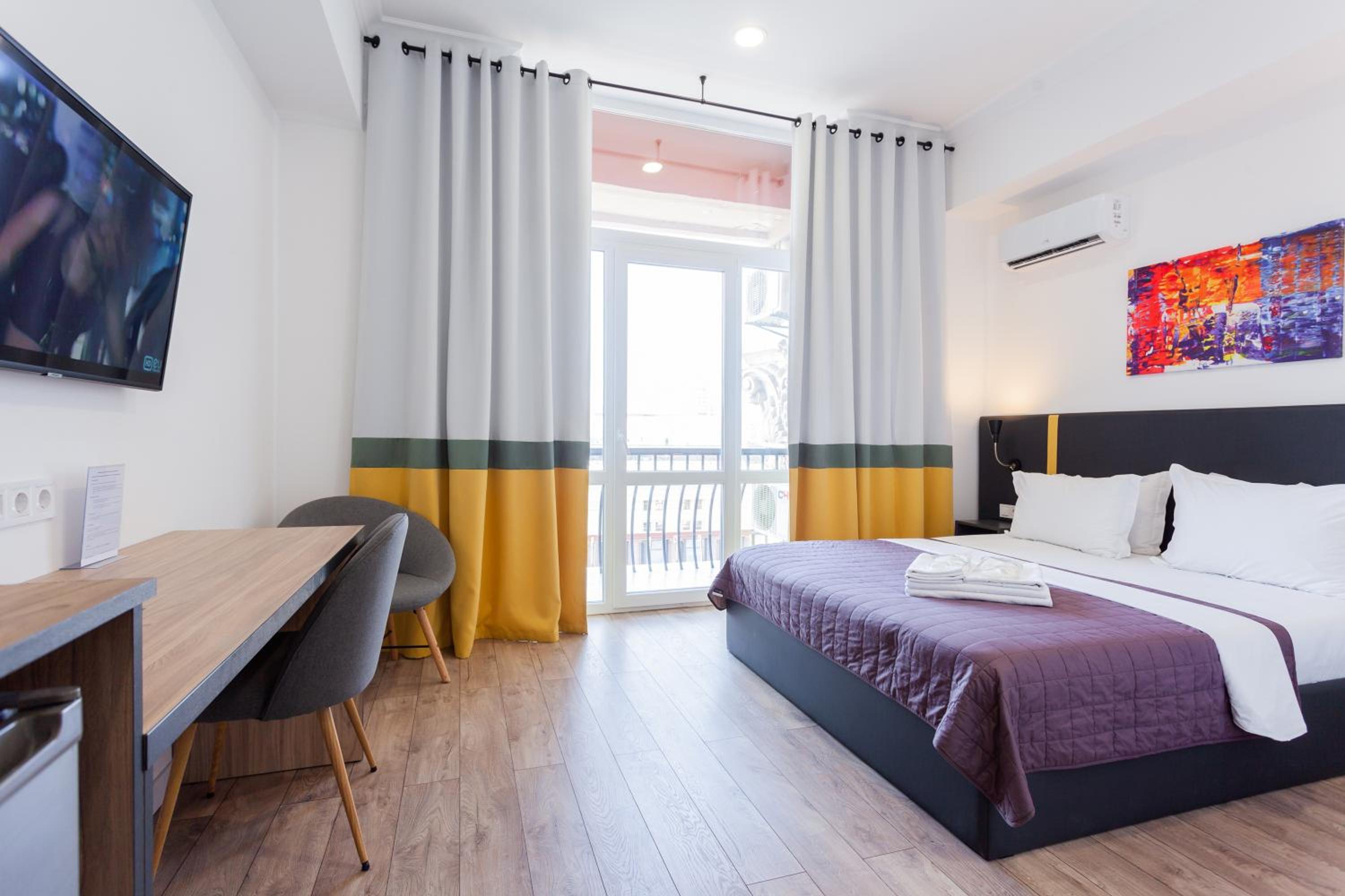 Street View Studio with Balcony  on Khreschatyk 23 photo 2