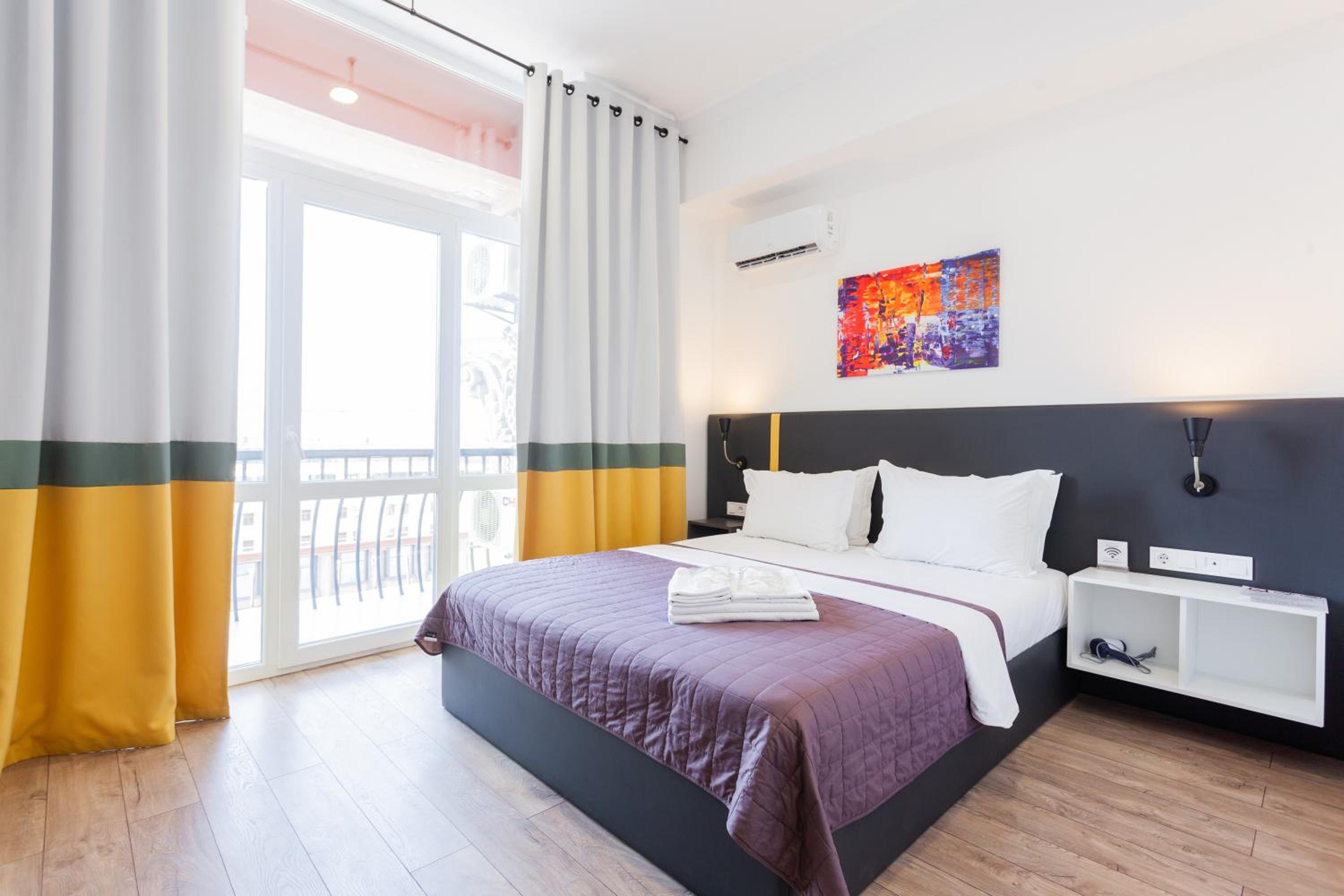 Street View Studio with Balcony  on Khreschatyk 23 photo 1