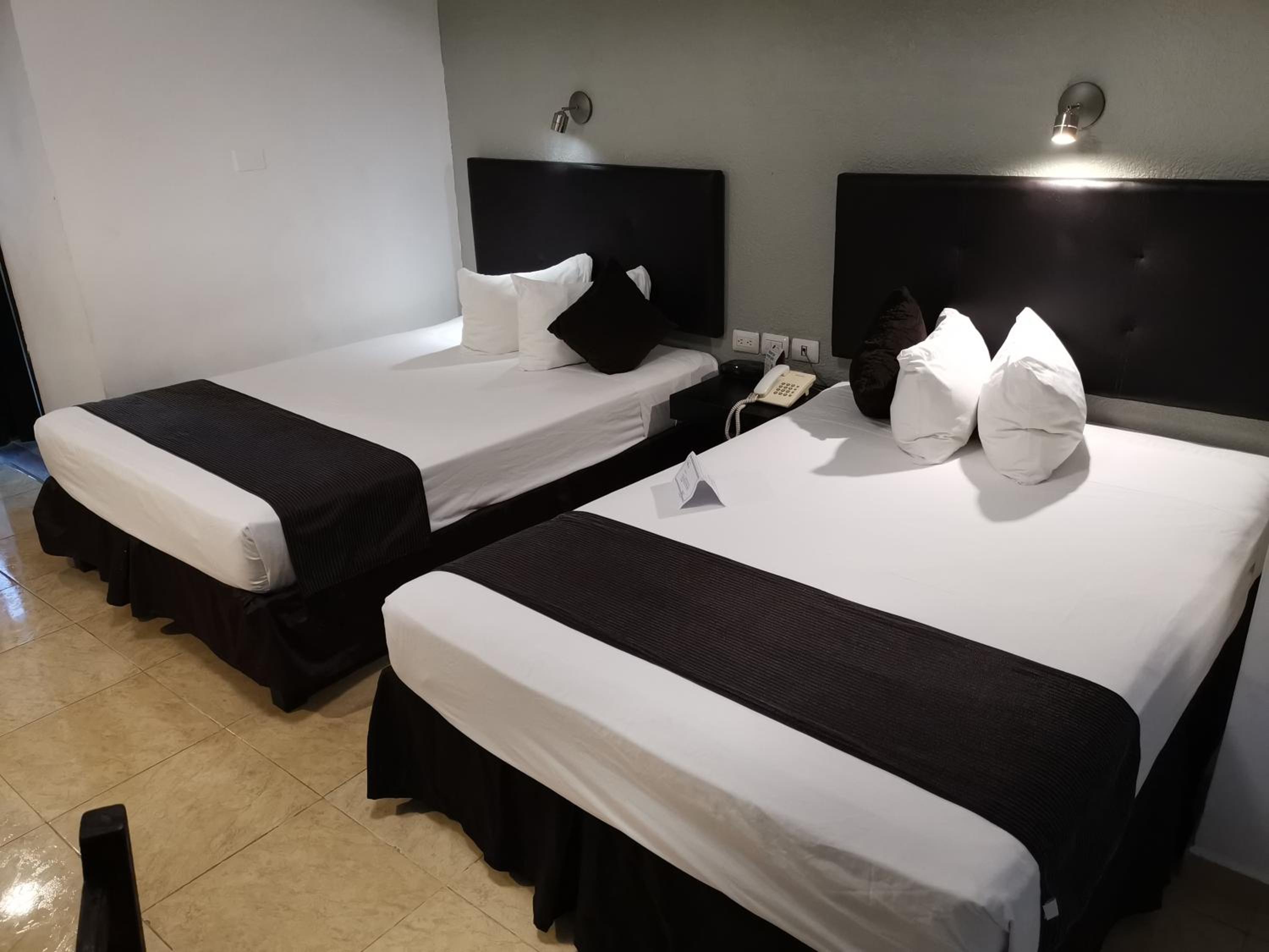 Double Room with Two Double Beds photo 2