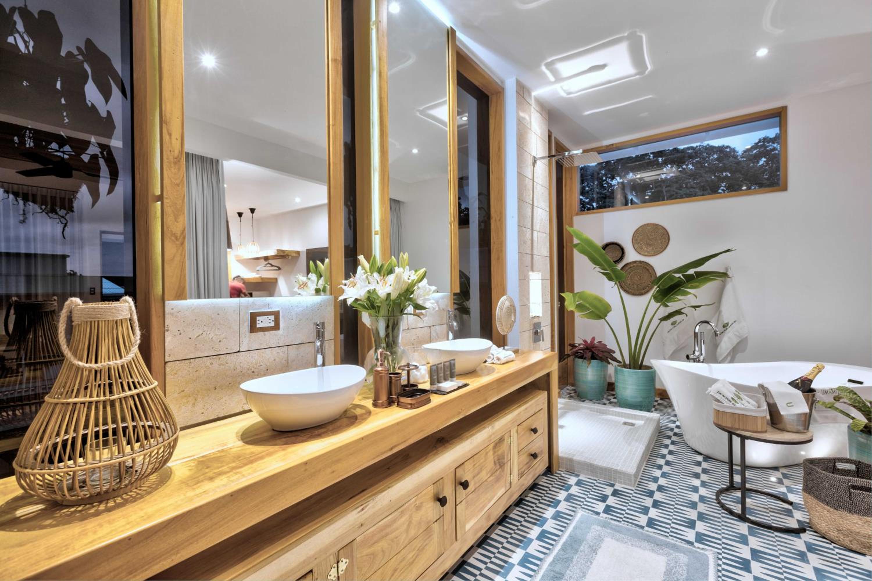 Deluxe King Suite photo 2