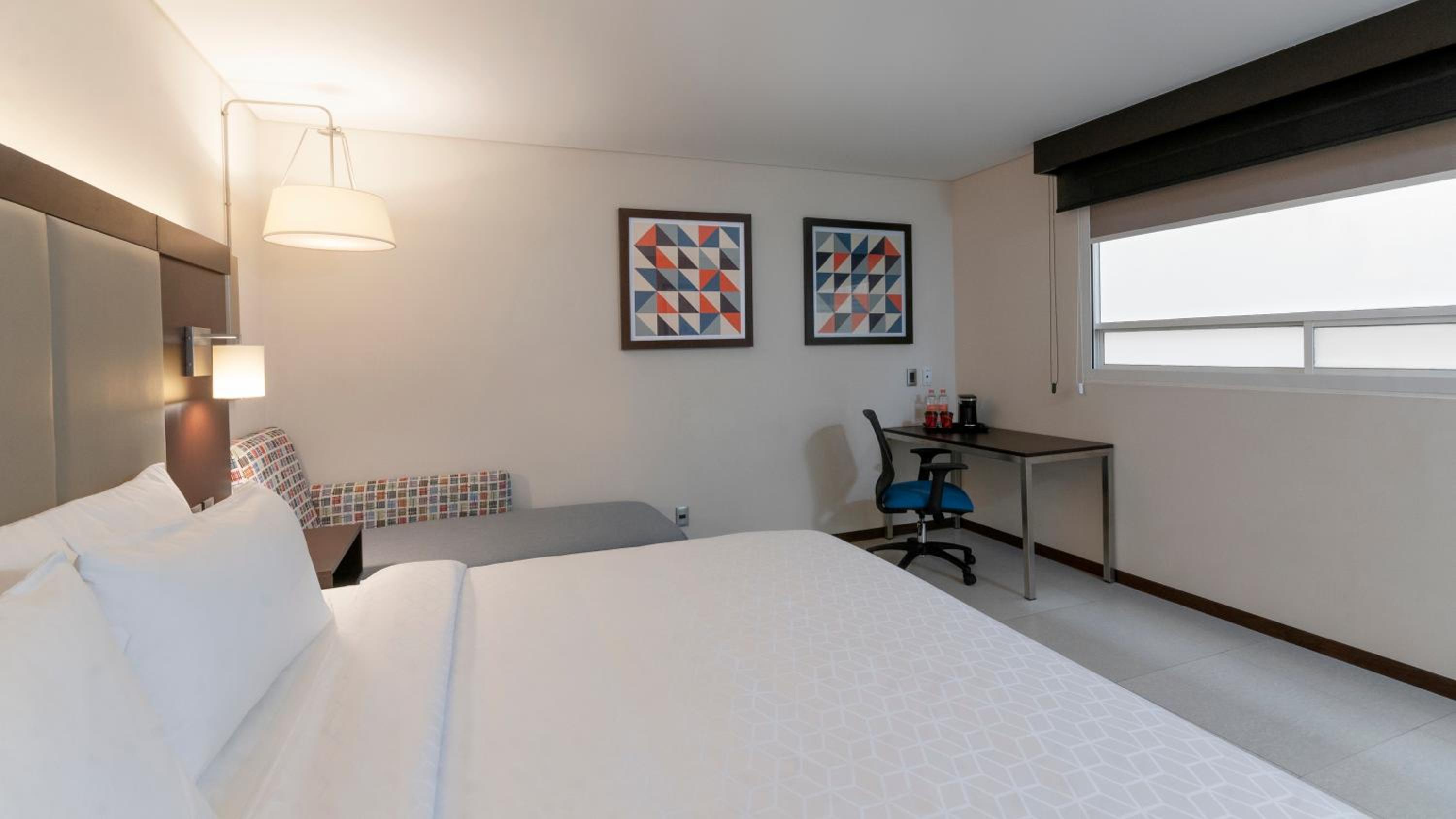 Suite, 1 King Bed thumbnail 6