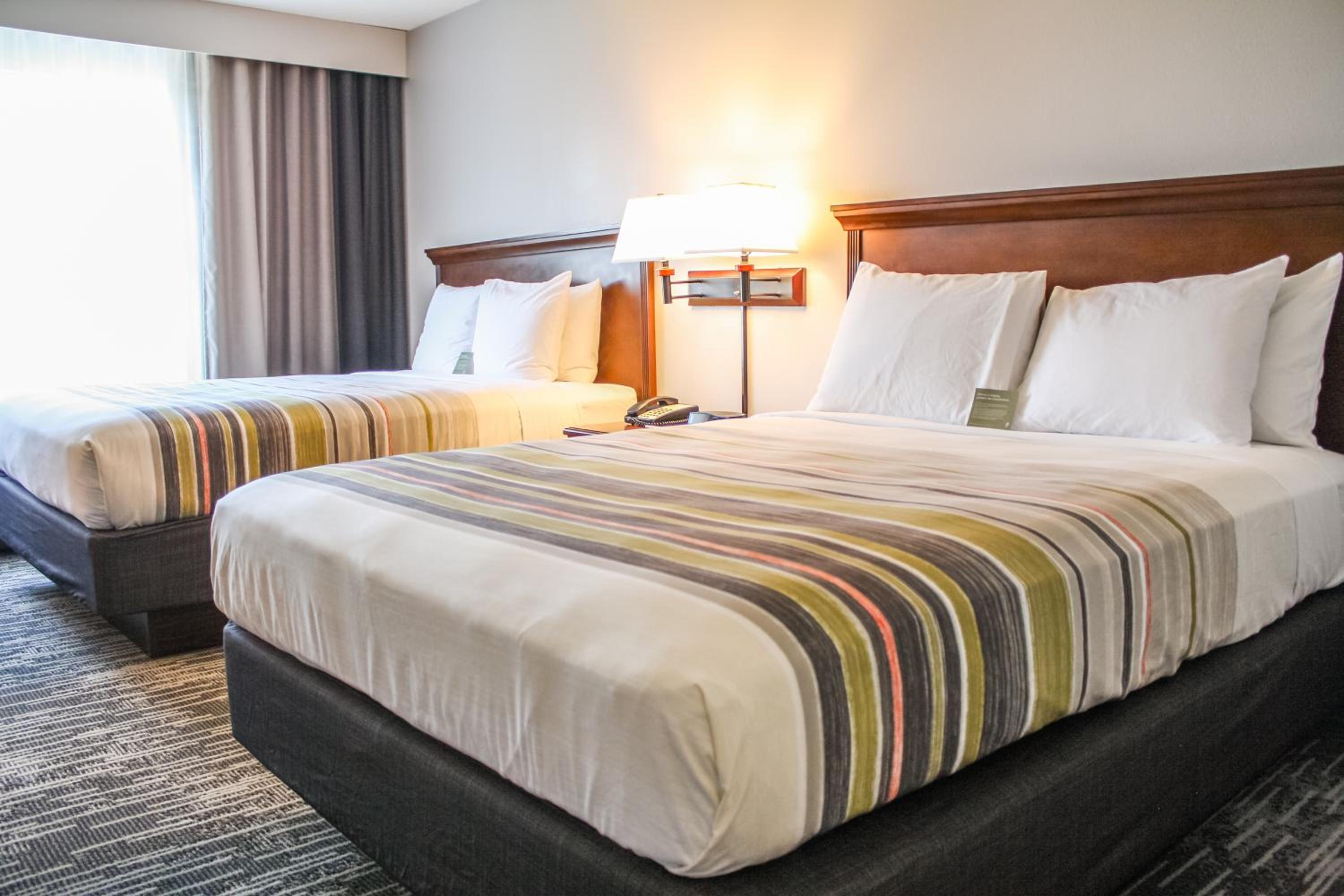 Queen Room with Two Queen Beds - Non-Smoking - Photo 7