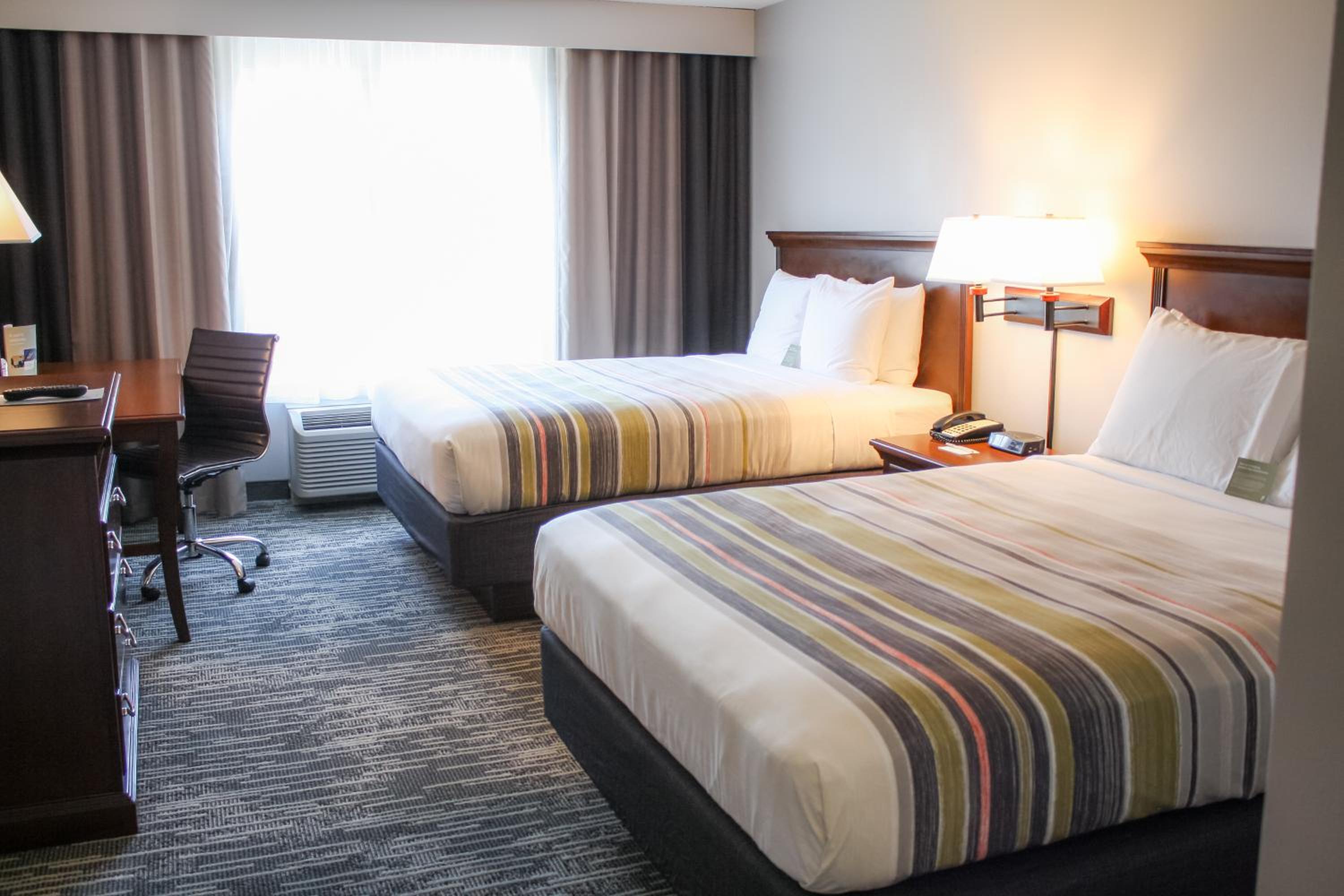 Queen Room with Two Queen Beds - Non-Smoking - Photo 3