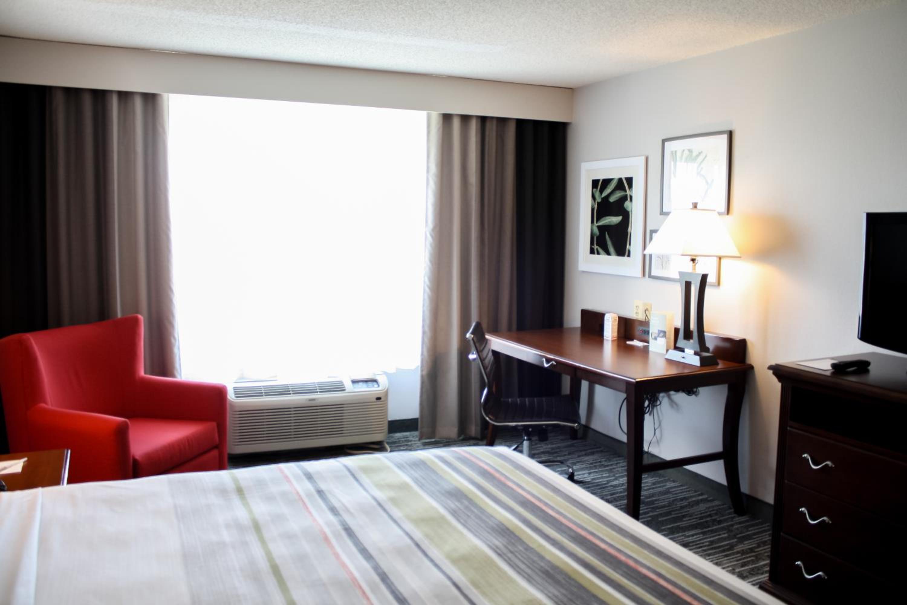 King Room - Non-Smoking - Photo 6