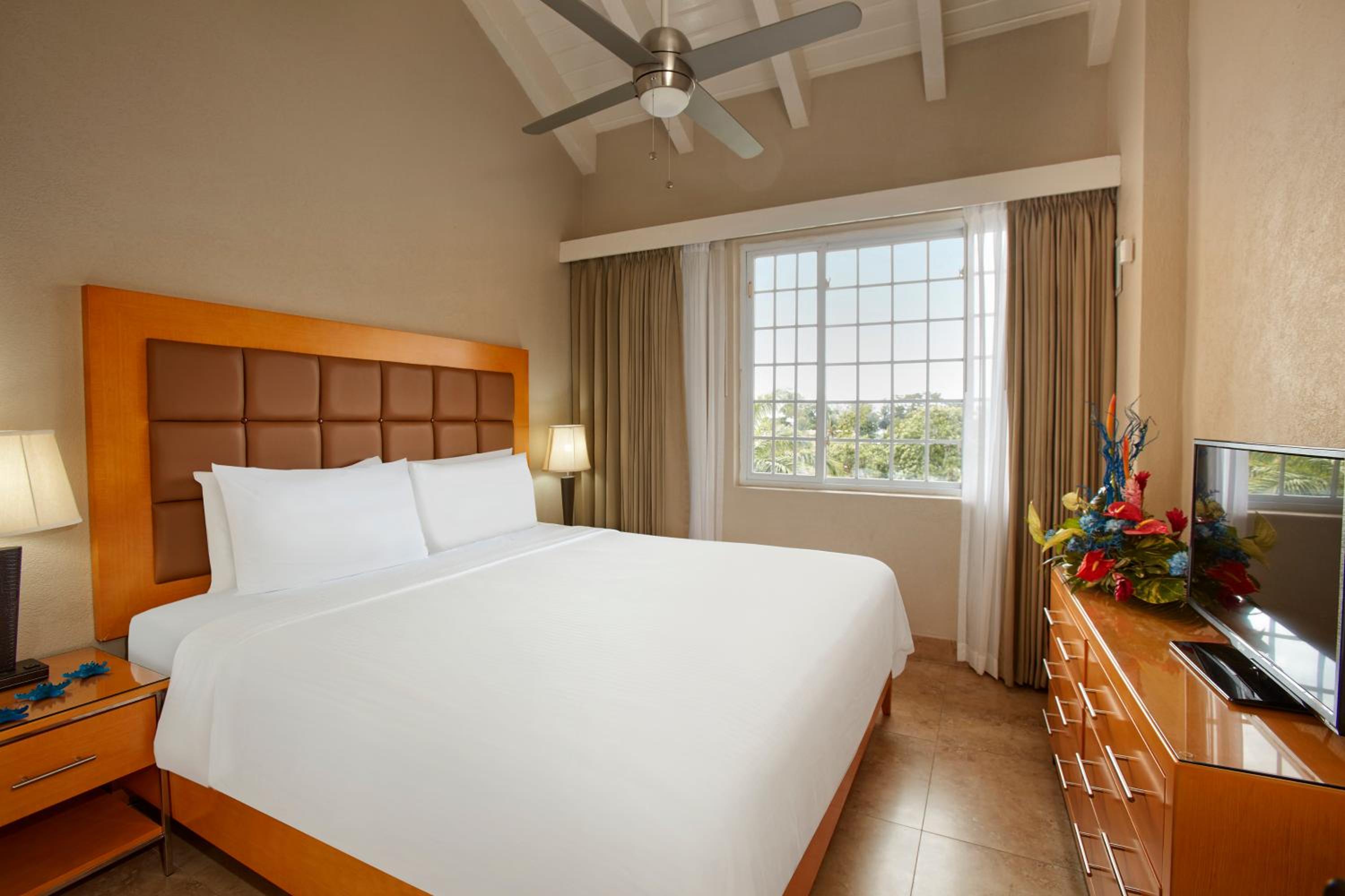 One-Bedroom King Suite with Garden View