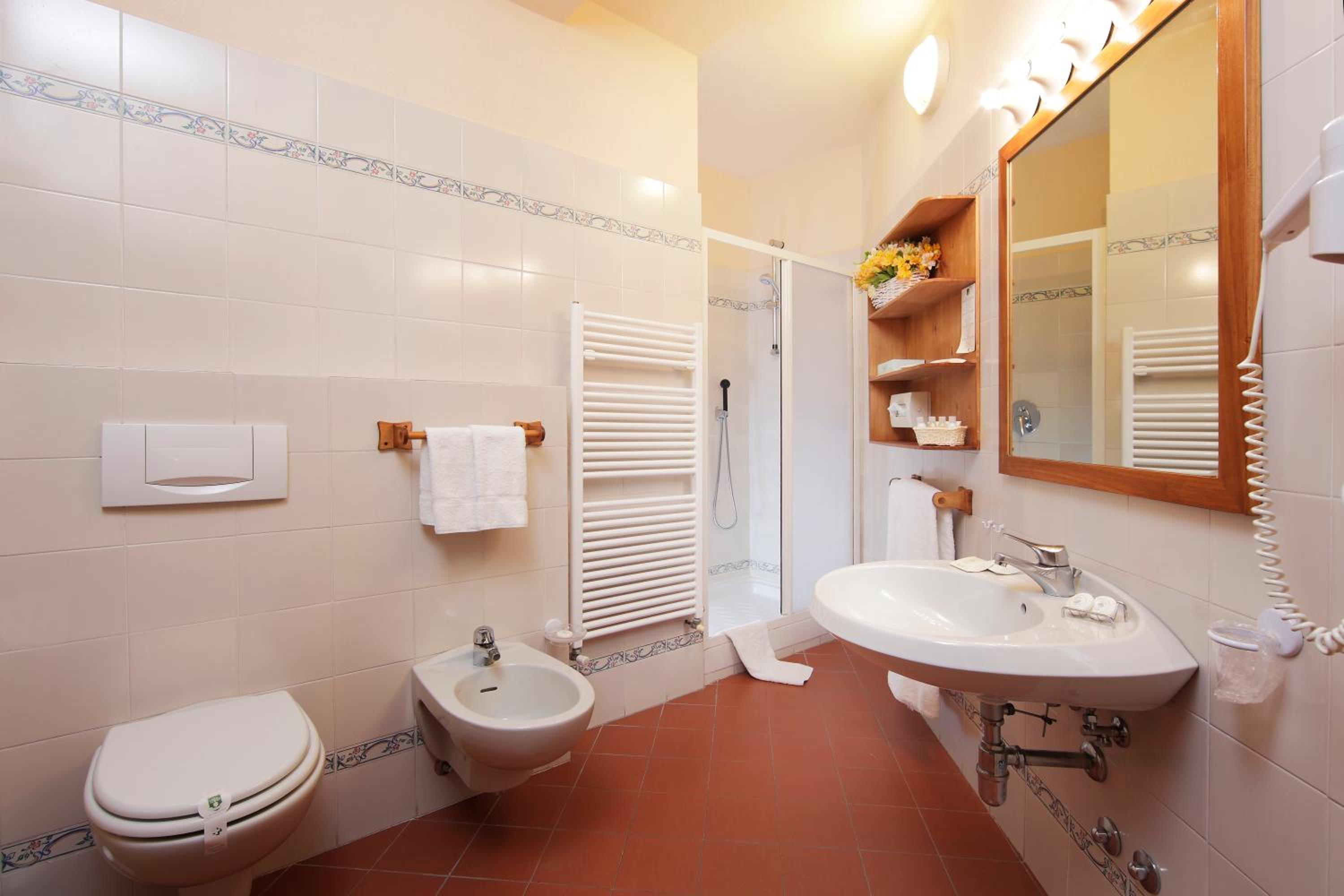 Standard Double or Twin Room with Street View - Photo 2