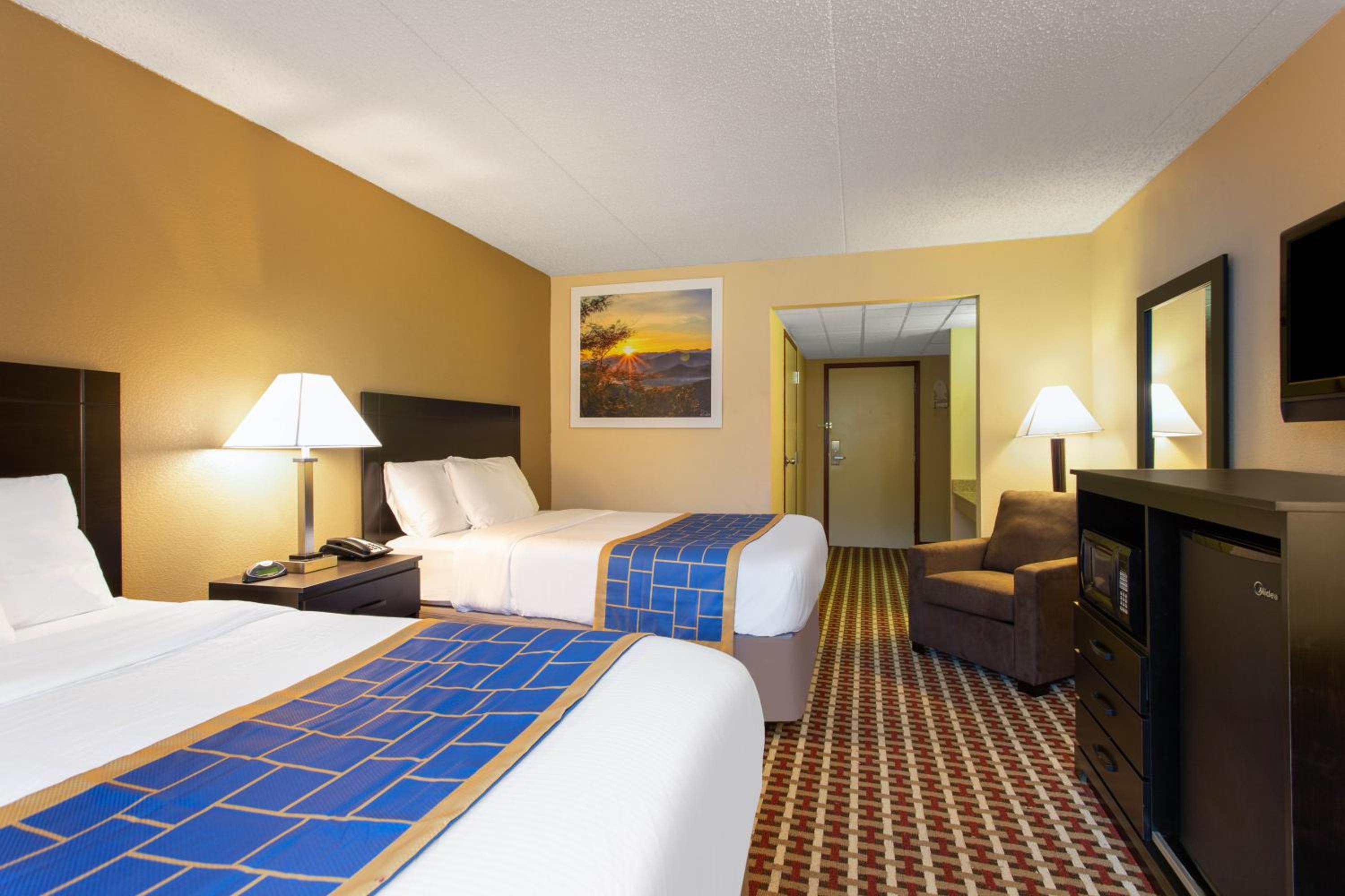 Deluxe Double Room with Two Double Beds - Non-Smoking - Photo 2