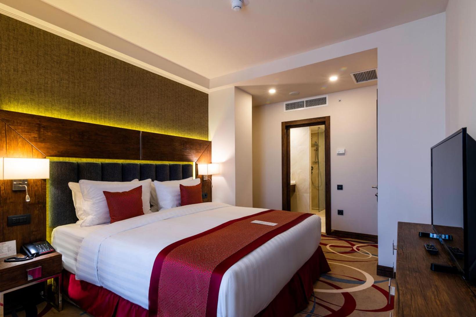 Two-Bedroom Superior Suite with Two King Beds photo 3