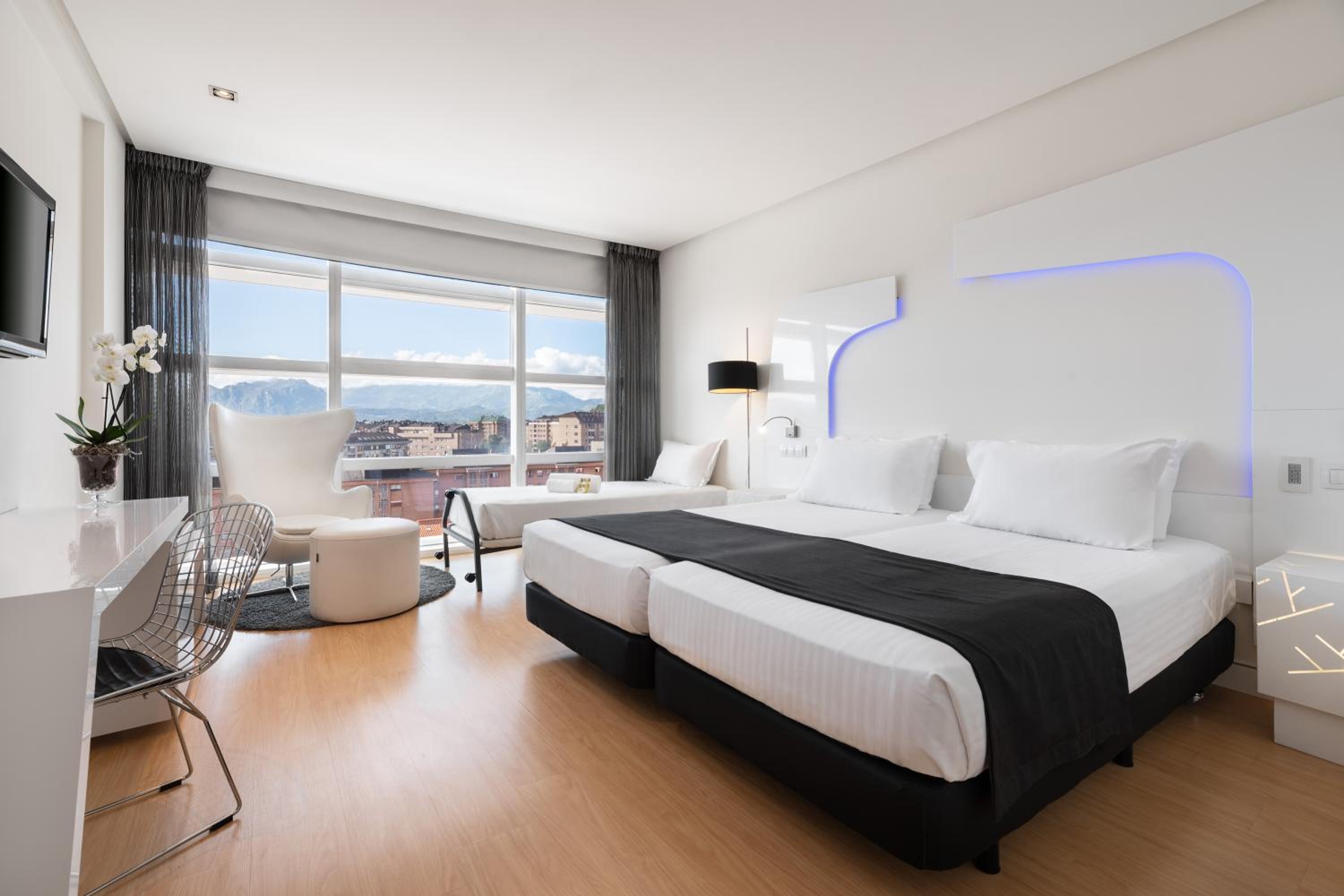 Twin Room with Extra Bed - Photo 1