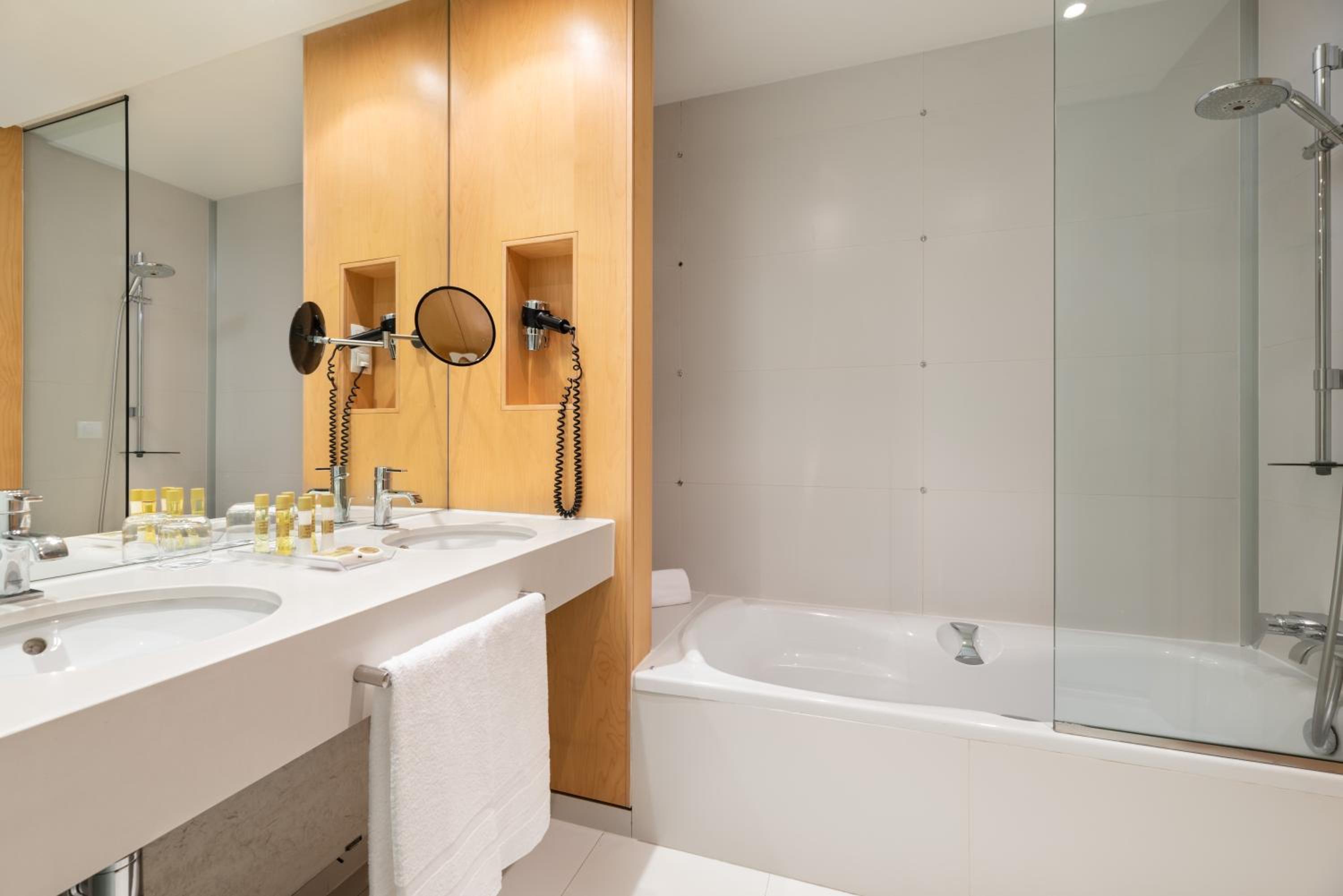 Deluxe Suite - Photo 8
