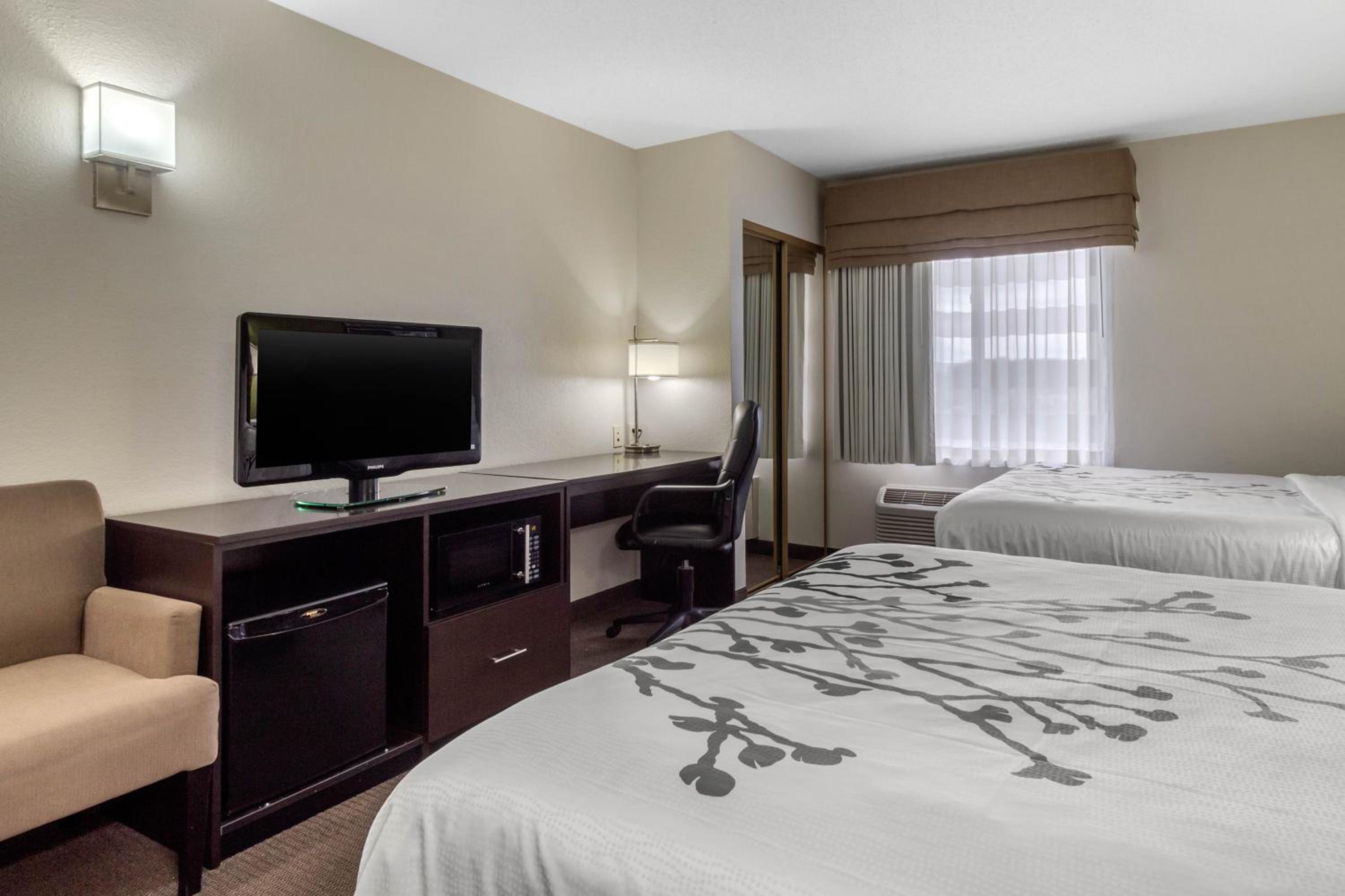 Queen Room with Two Queen Beds - Non-Smoking - Photo 2