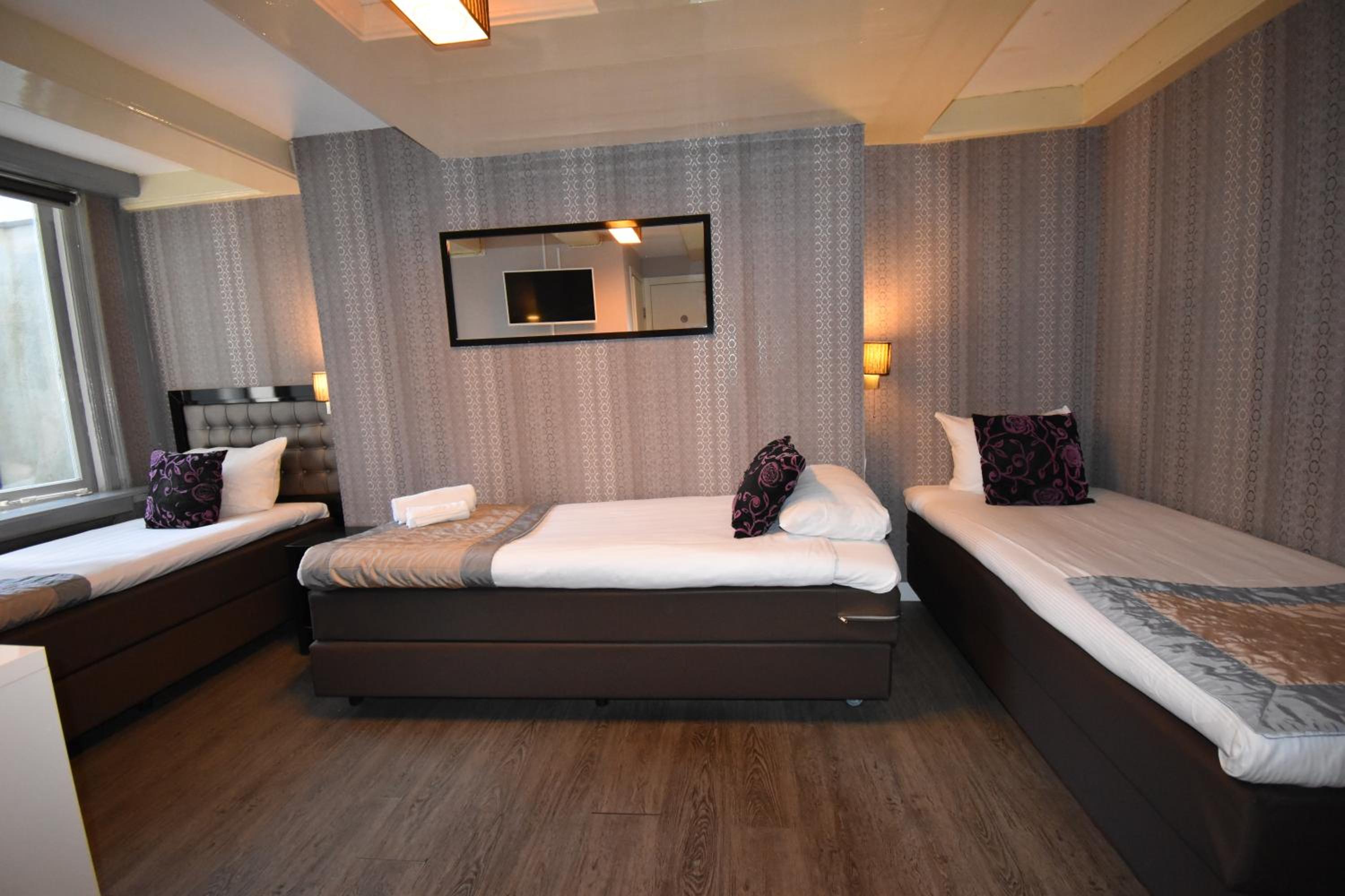 Triple Room thumbnail 5
