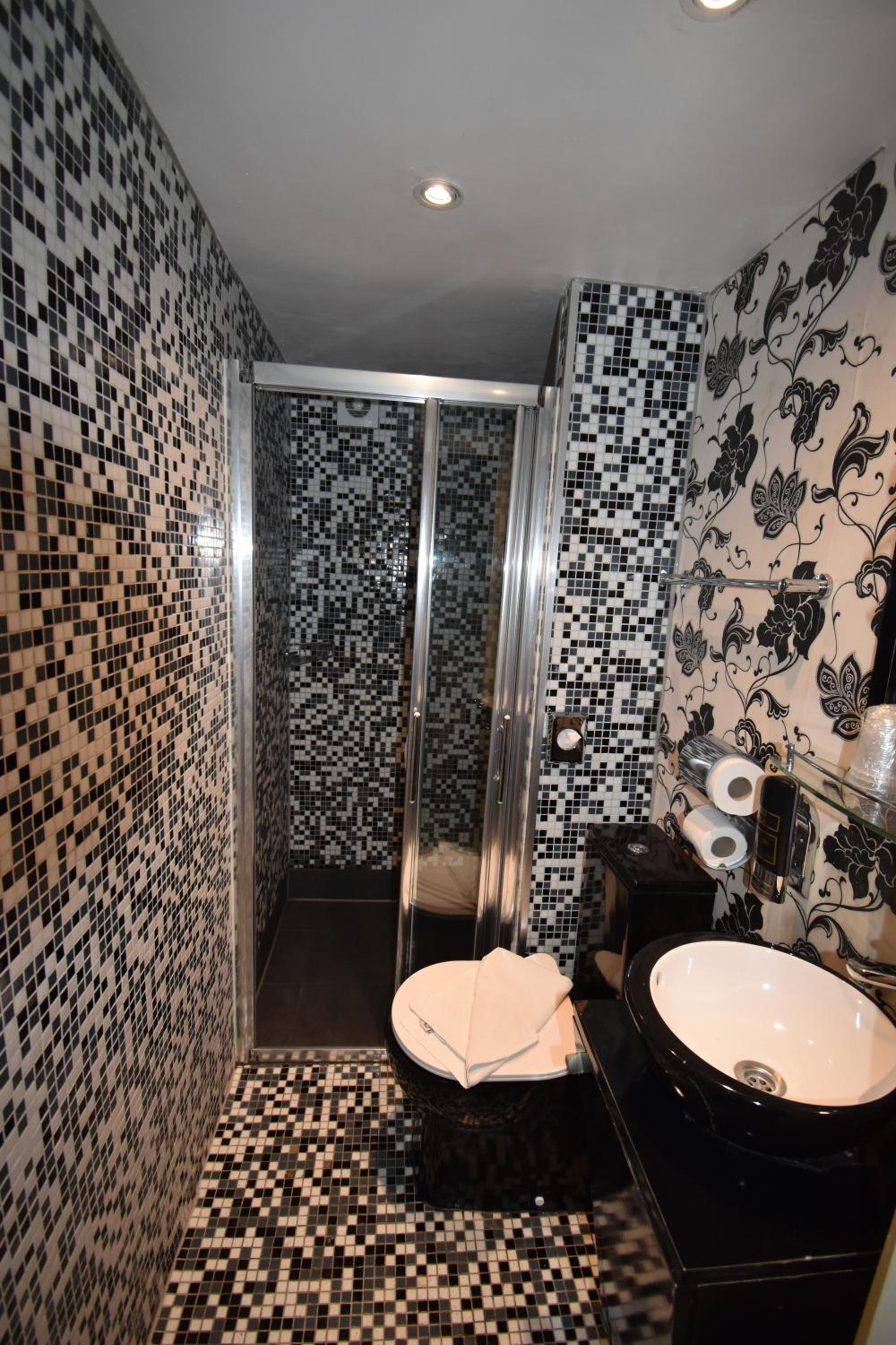 Triple Room thumbnail 6
