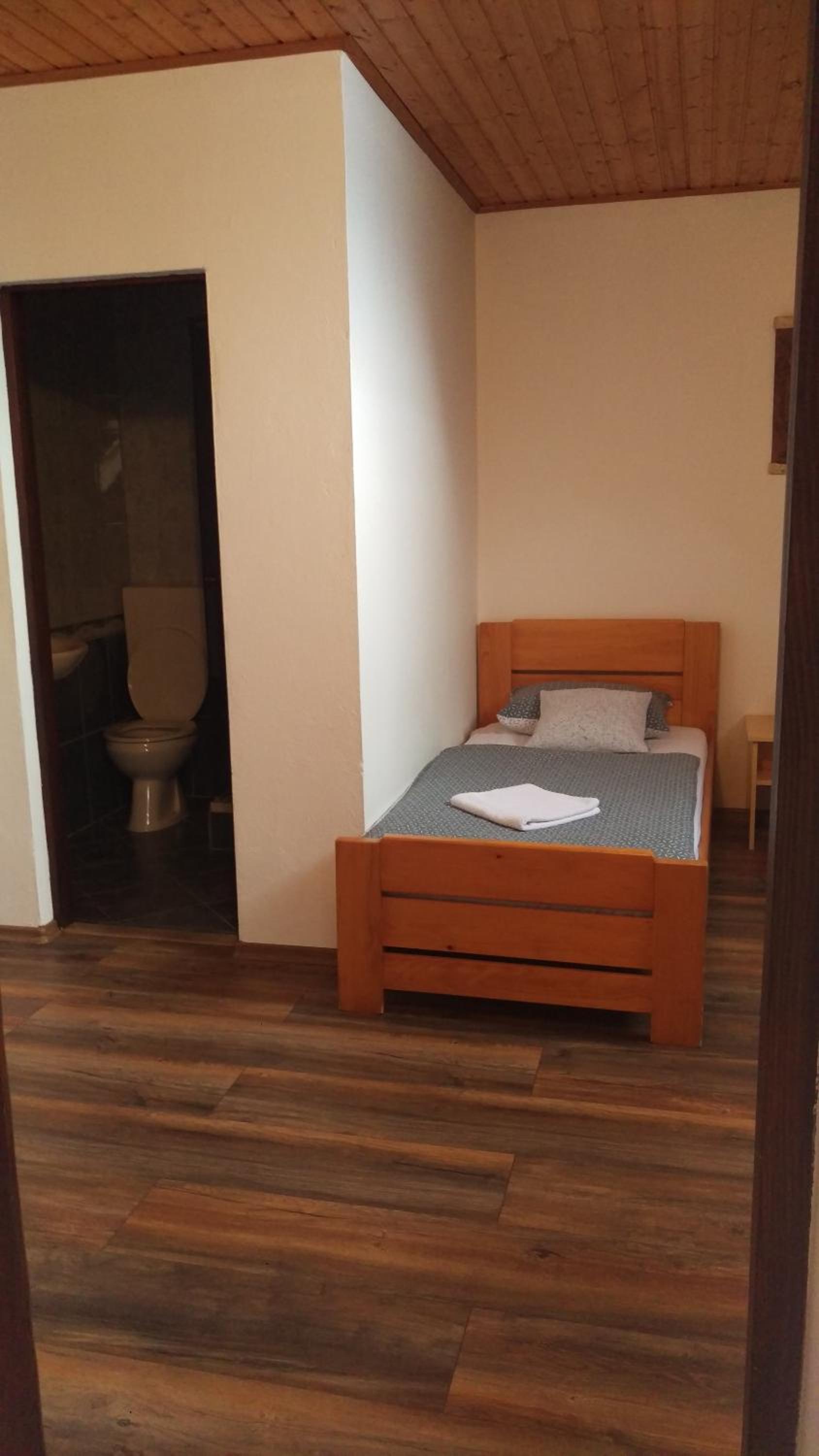 Twin Room - Photo 3