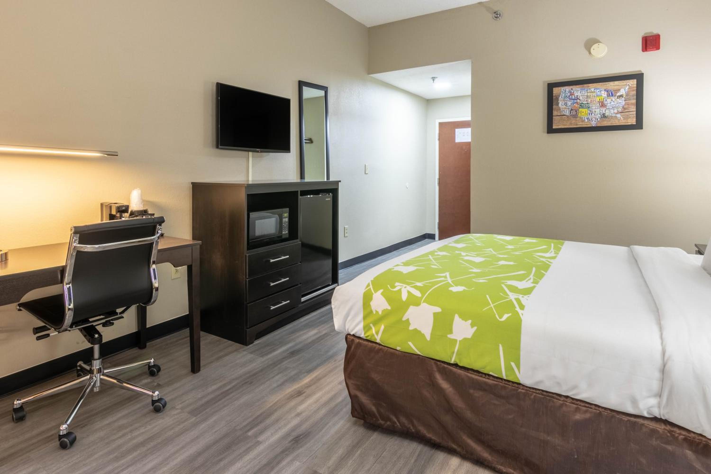 King Room - Non-Smoking/Mobility Accessible - Photo 3