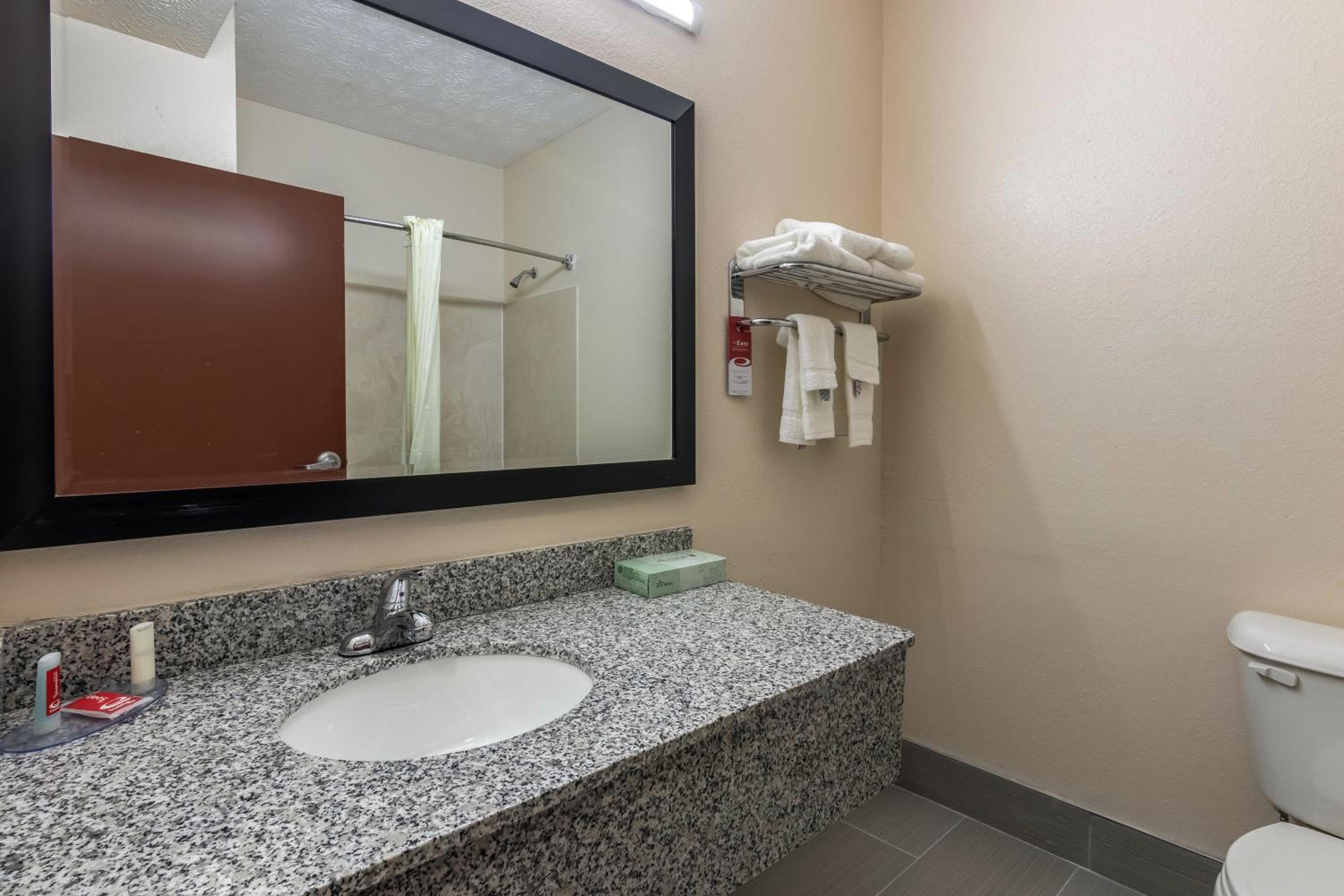 Double Room with Two Double Beds - Mobility Accessible/Non-Smoking - Photo 8