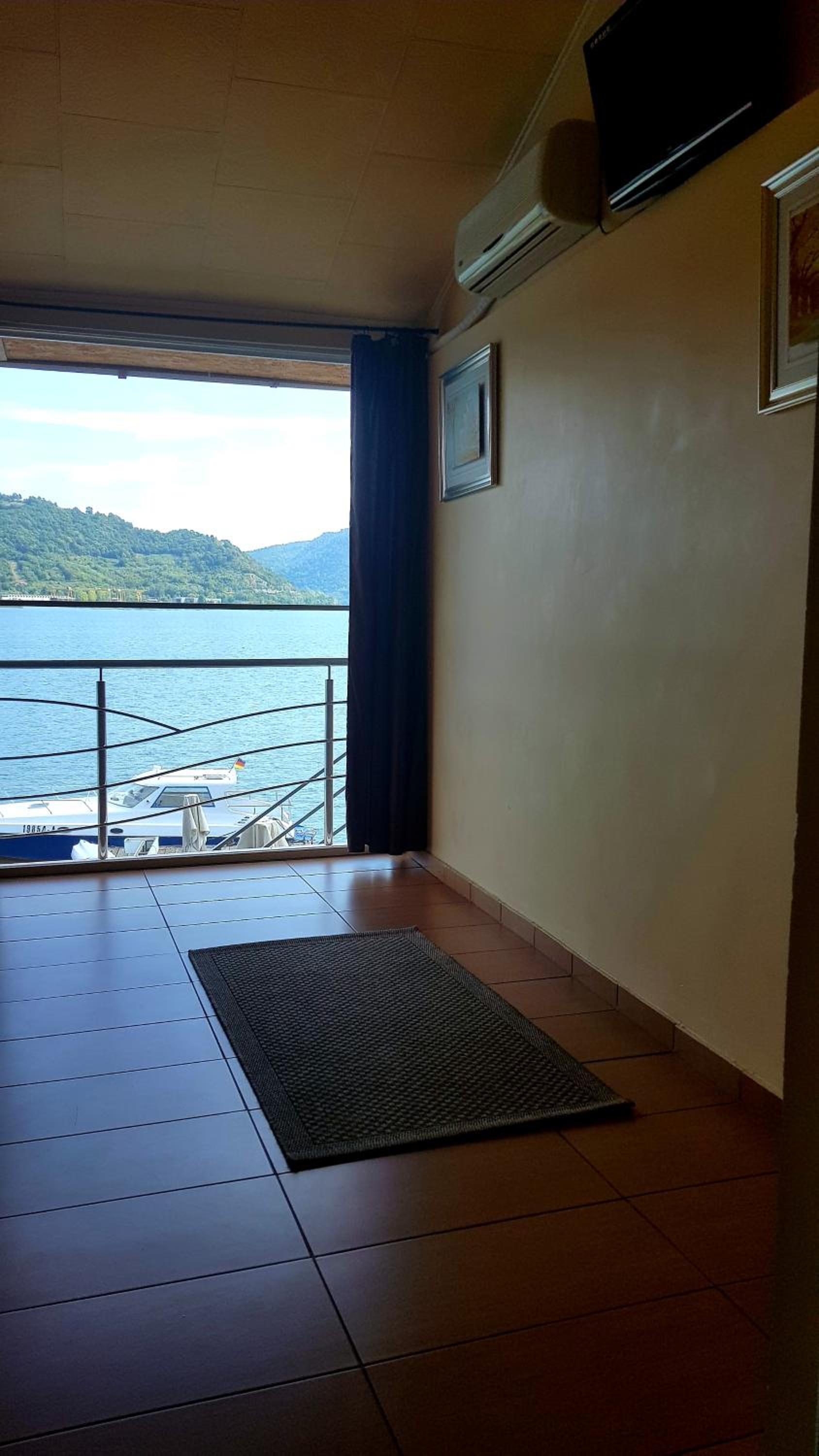 Suite with Lake View - Photo 3