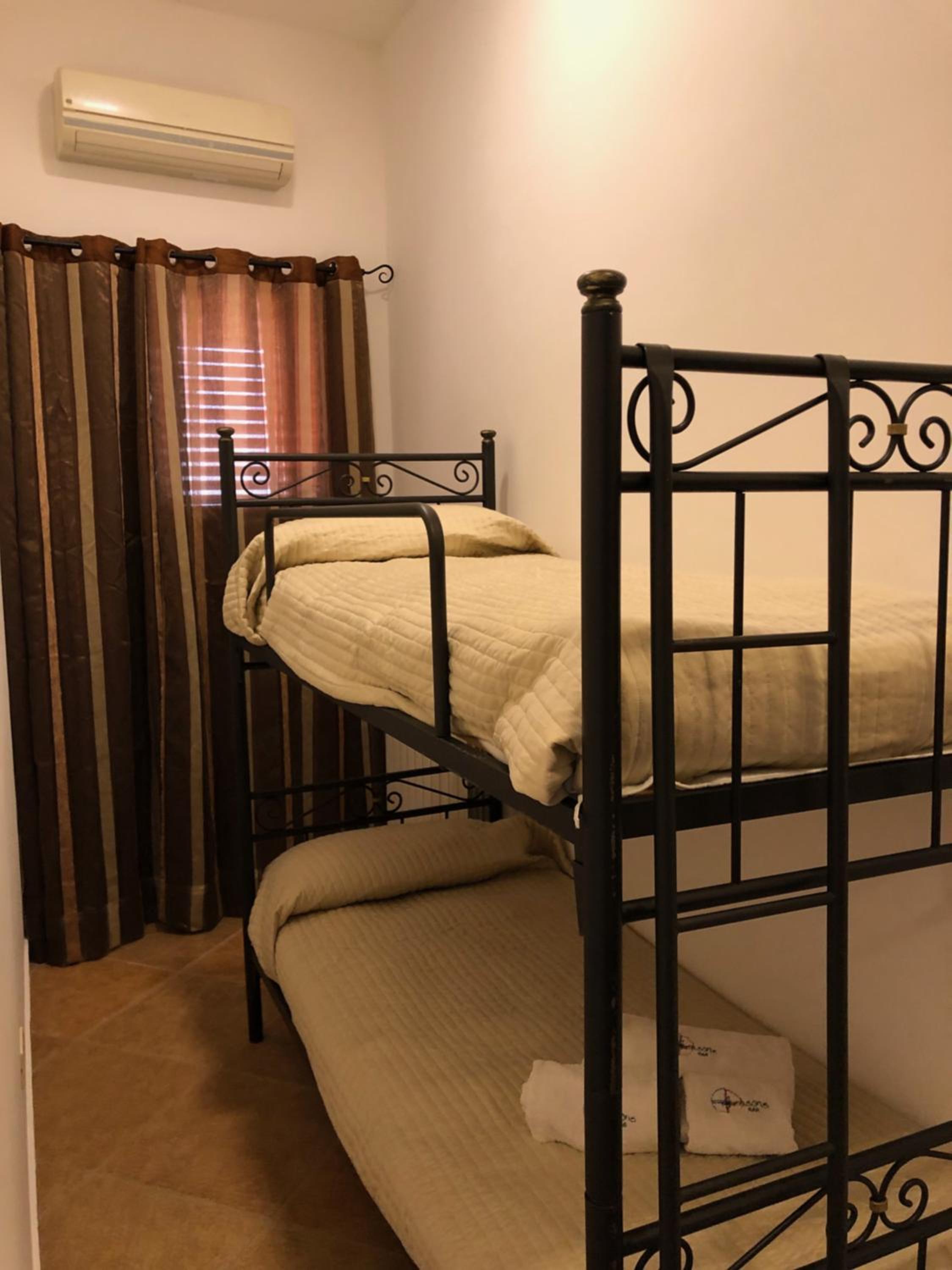 Quadruple Room with Balcony - Photo 5