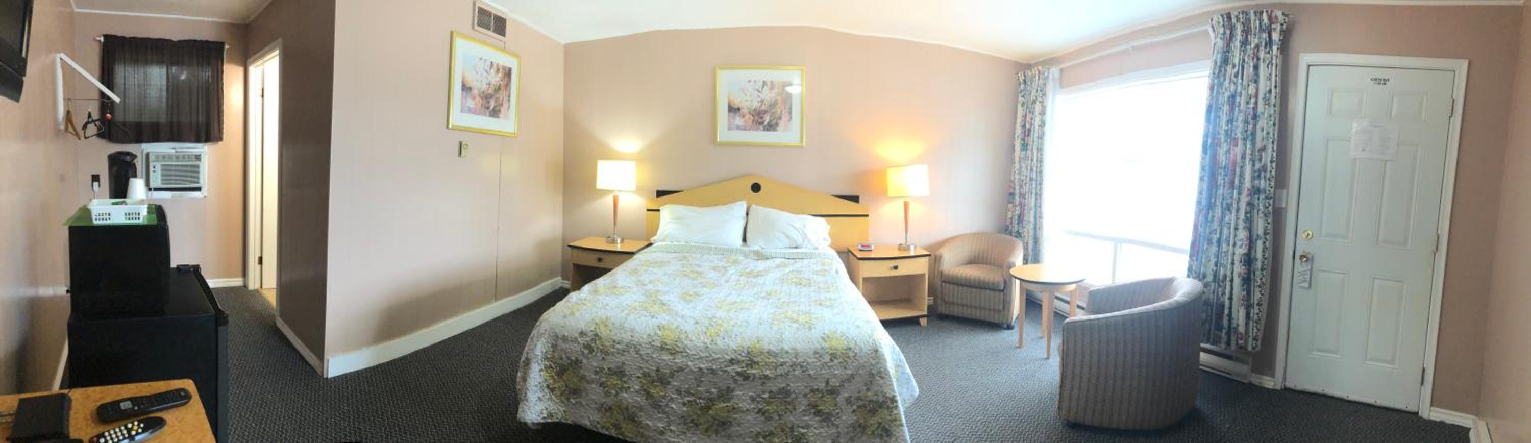 Queen Room photo 2