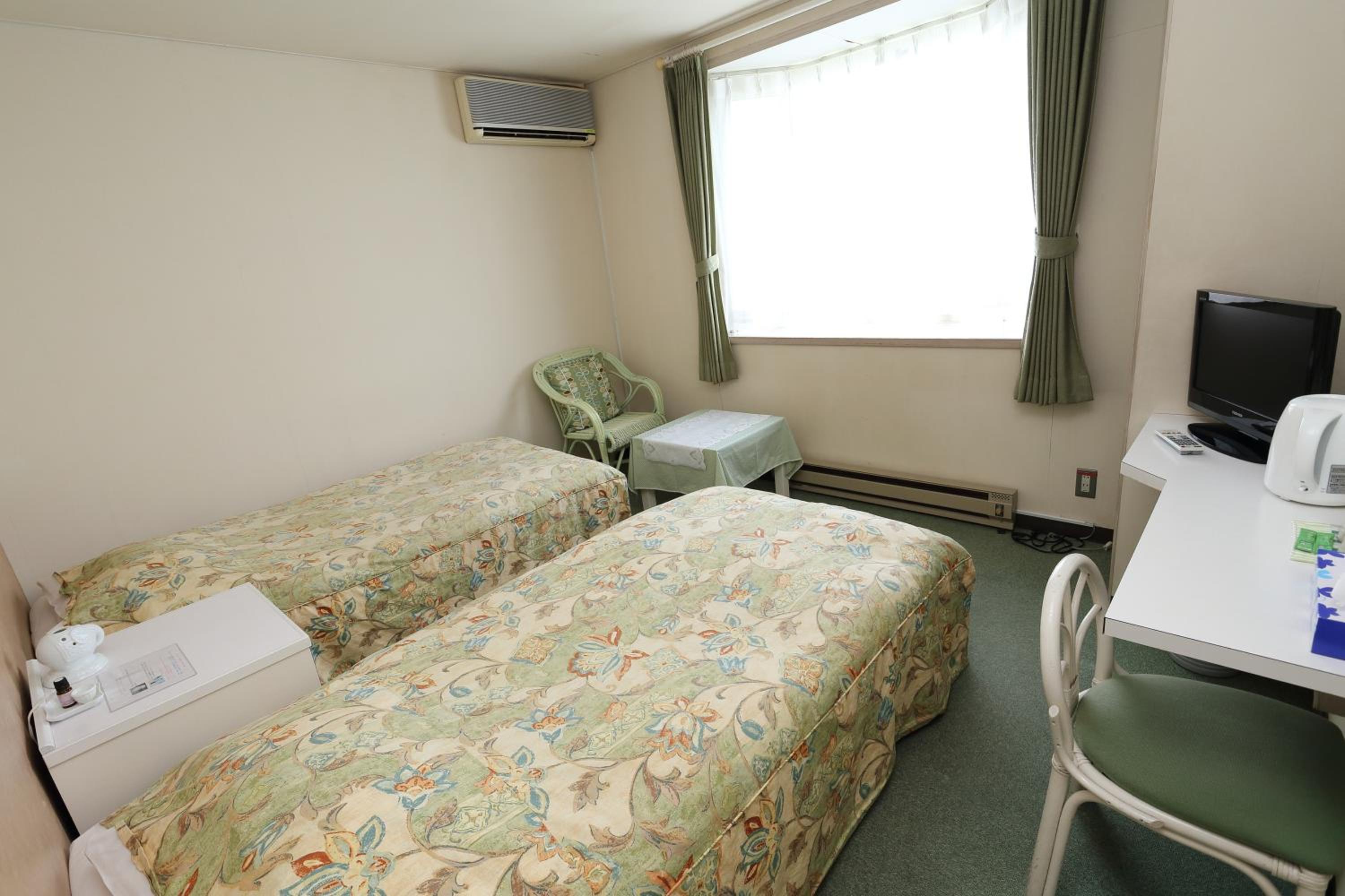 Twin Room - Non-Smoking photo 1
