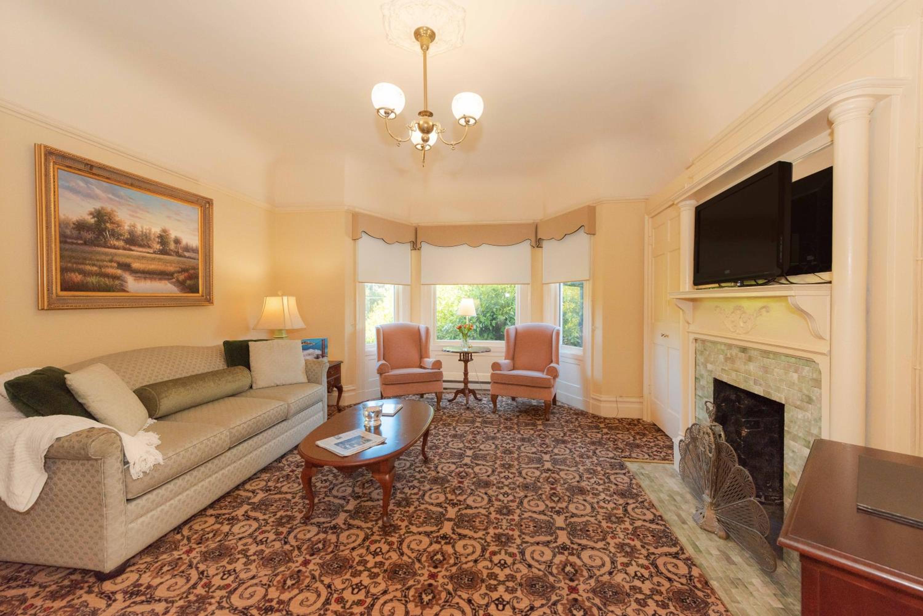 One-And-A-Half Bedroom Suite thumbnail 5