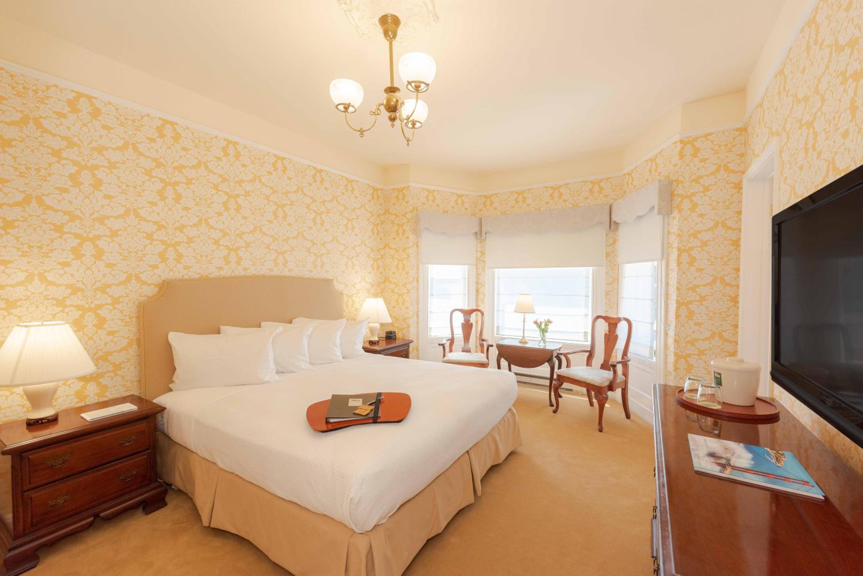 Deluxe King Room - Street View