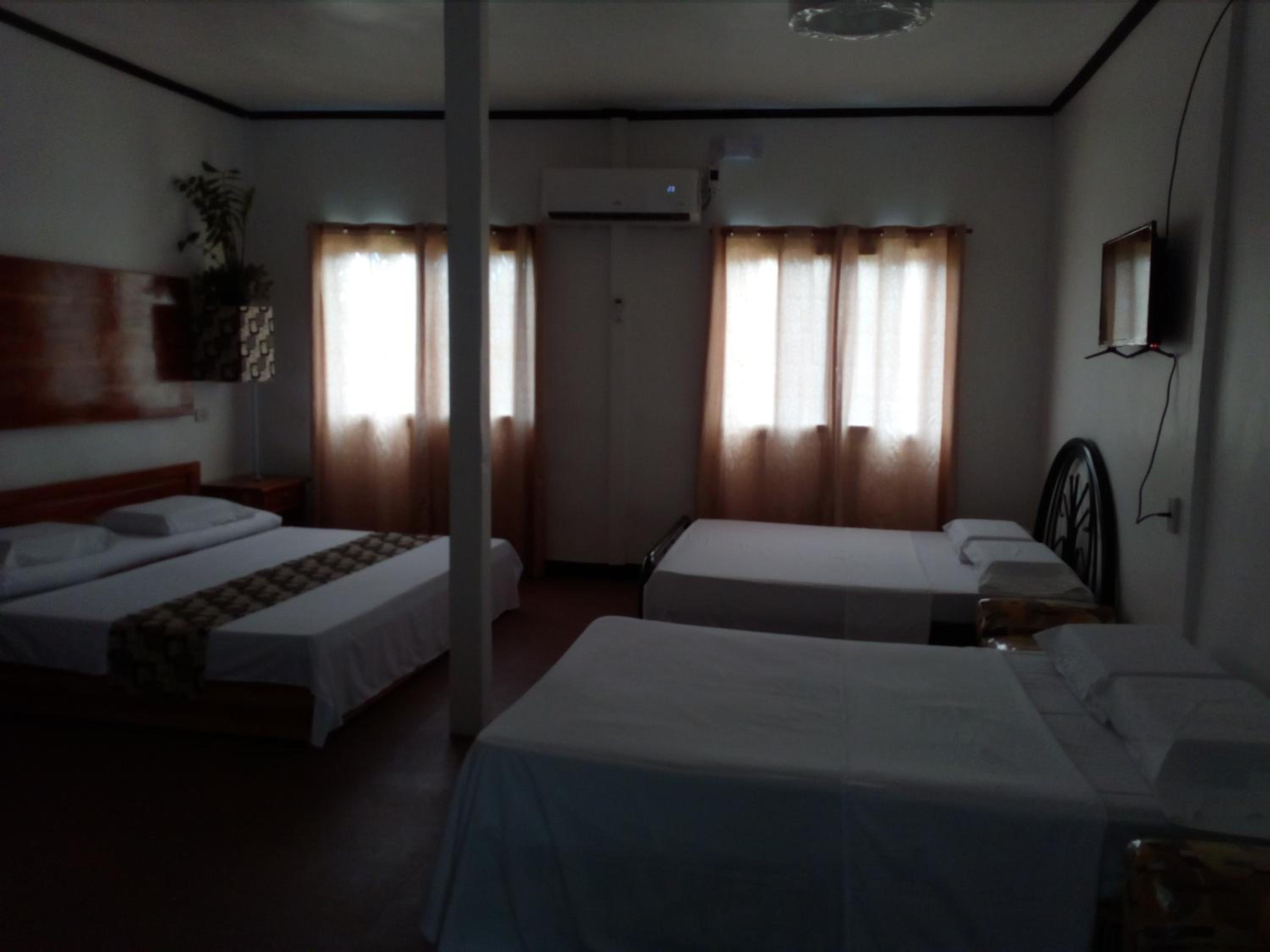 Deluxe Family Suite - Photo 16