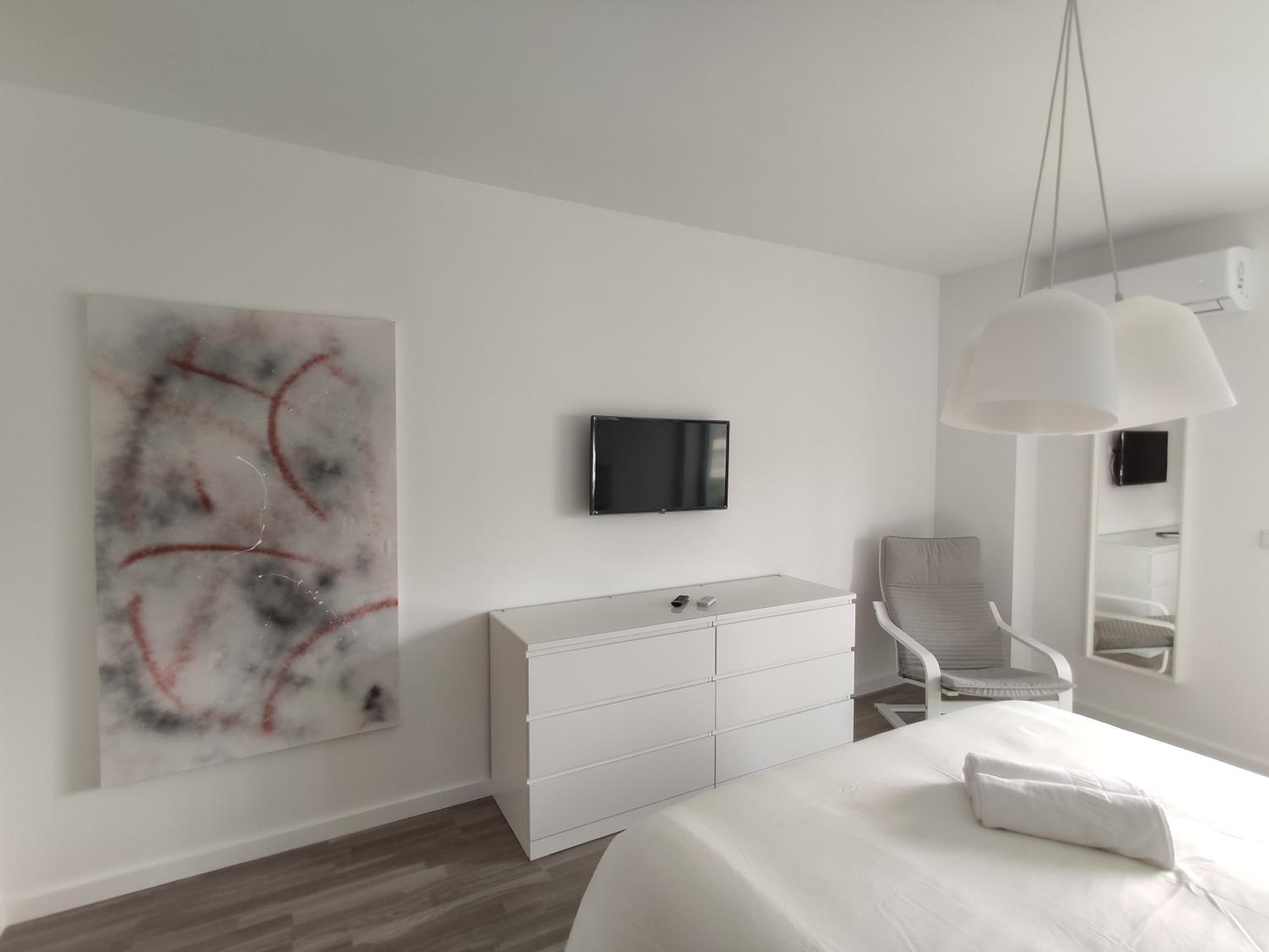 Apartment with Mountain View - Photo 7