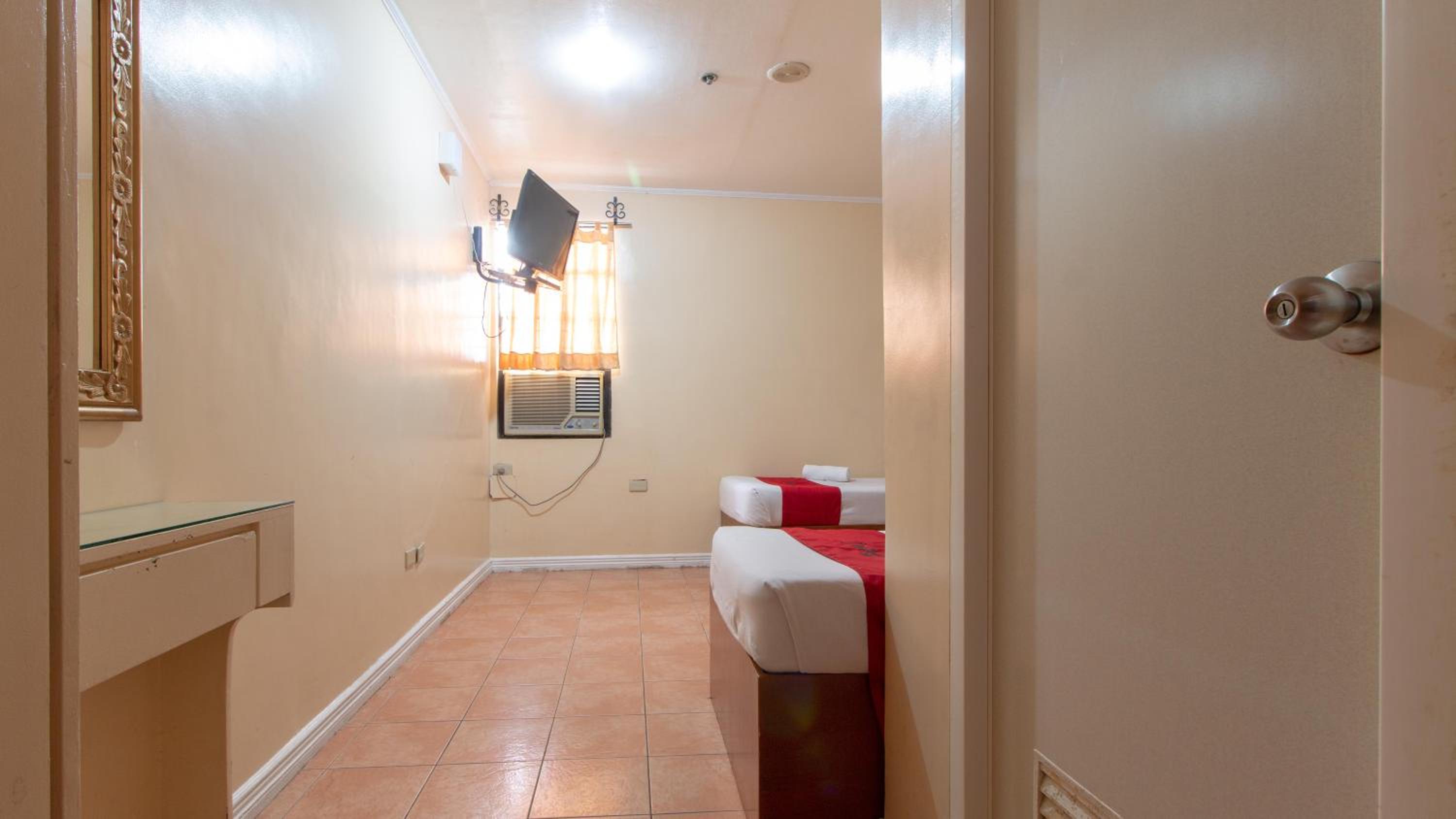 Twin Room - Photo 11