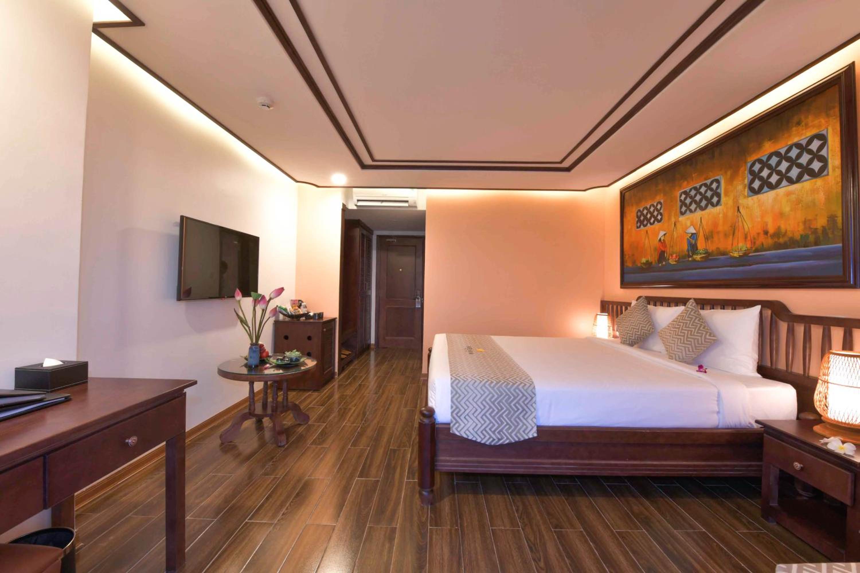 Deluxe Double Room with Balcony - Photo 6