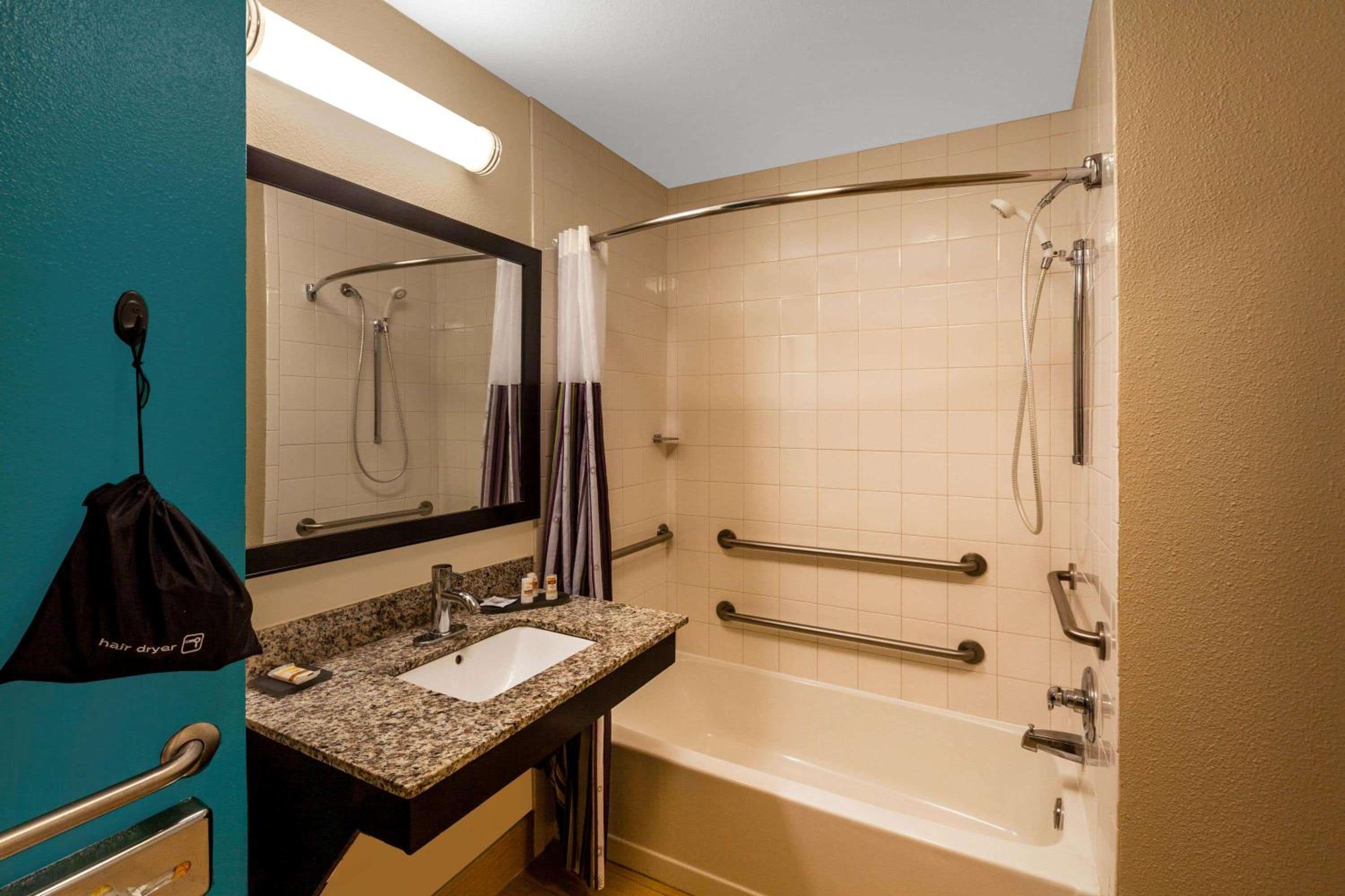 Queen Suite with Tub with Grab Bars - Mobility Accessible/Non-Smoking - Photo 4