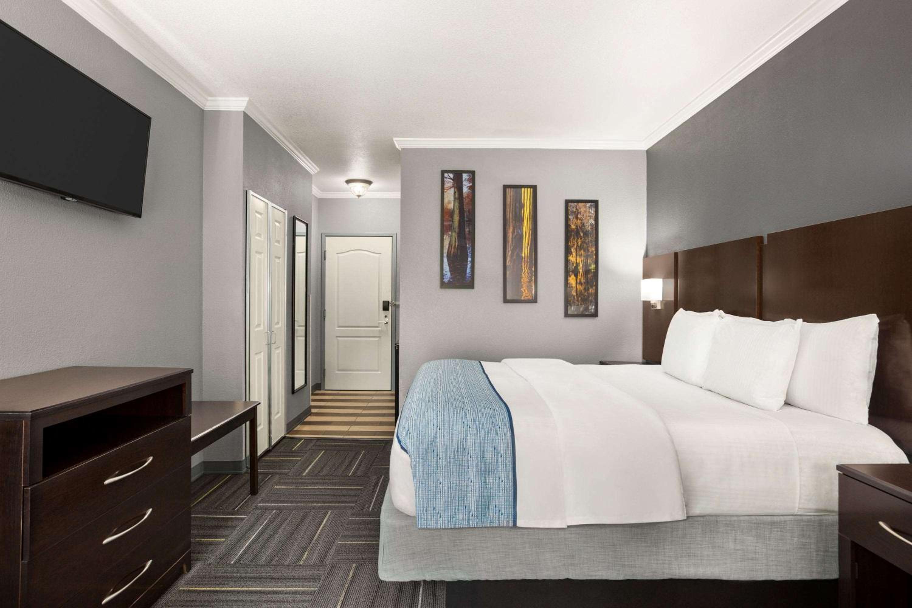 Deluxe King Room with Jetted Tub - Non-Smoking - Photo 2