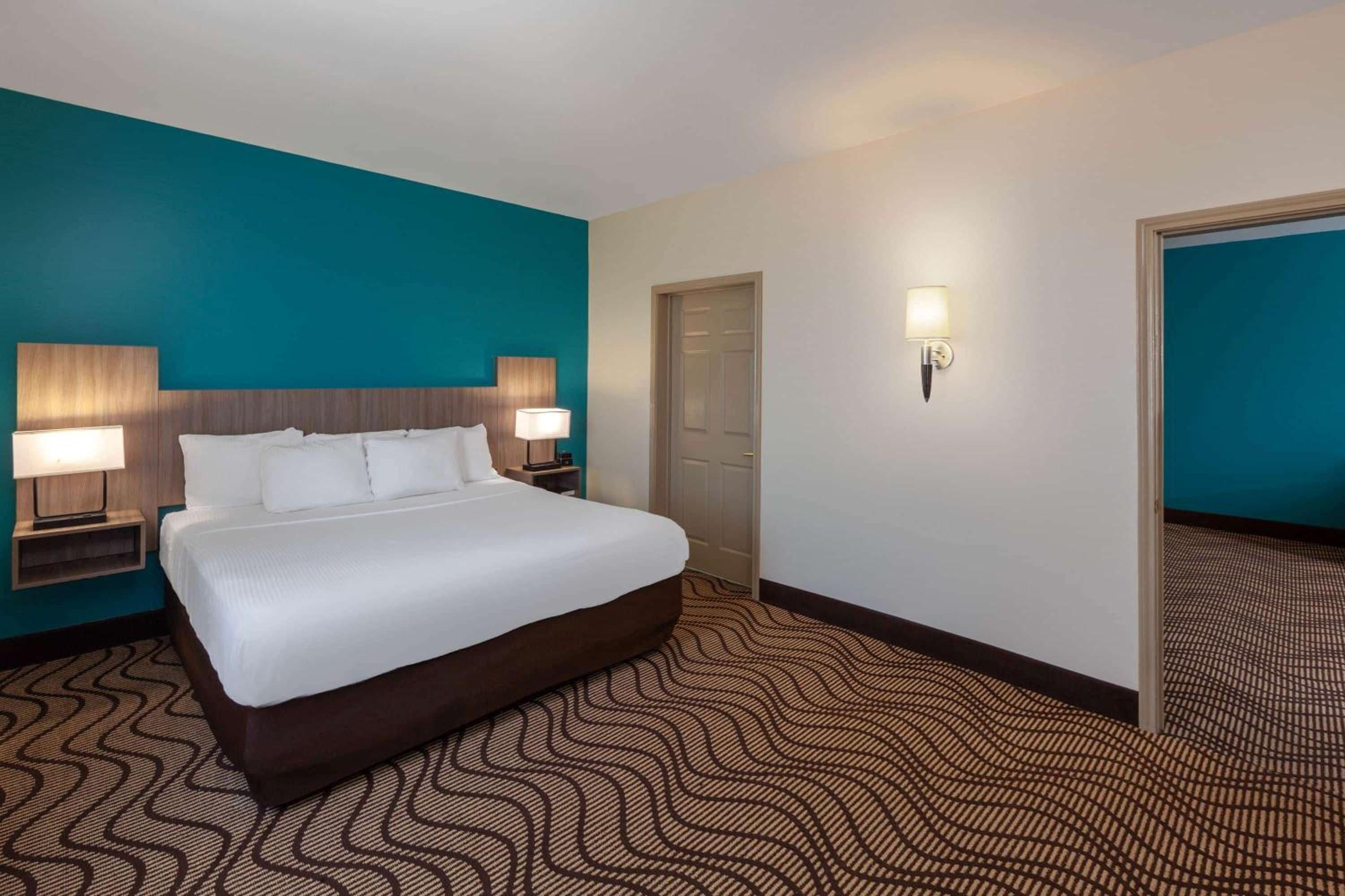 King Suite - Non-Smoking - Photo 1