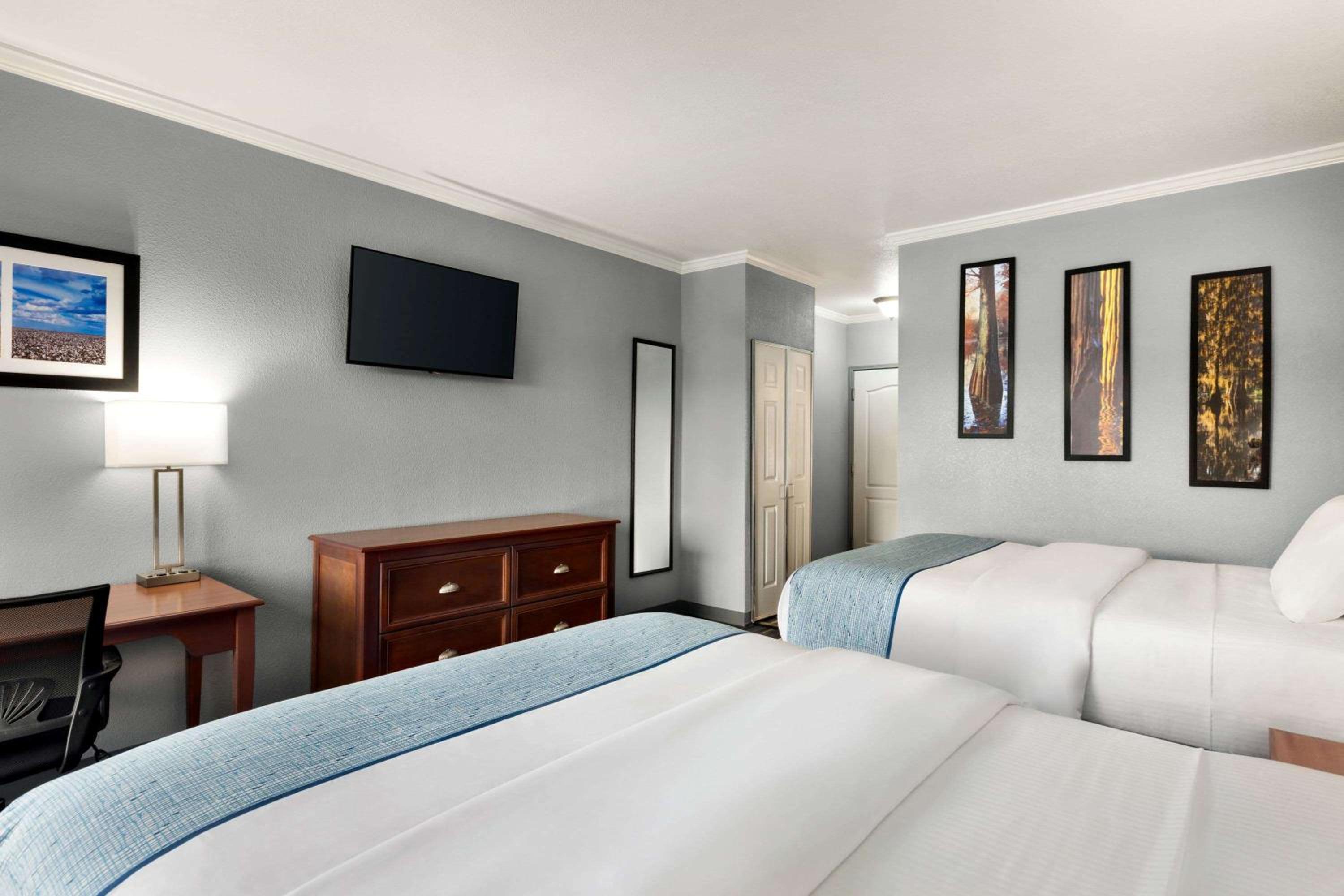 Queen Room with Two Queen BedsÂ  Non Smoking - Photo 1